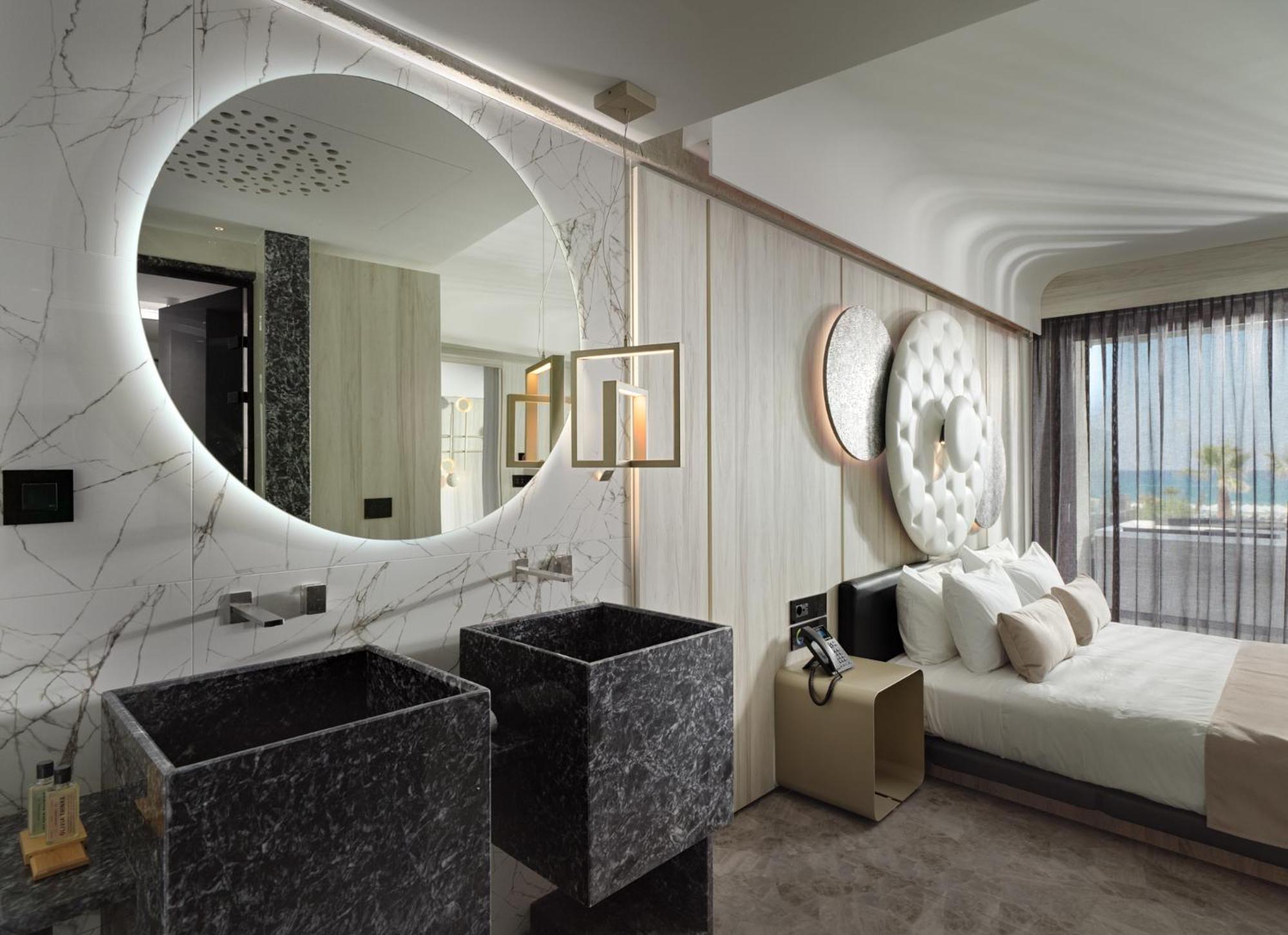 Nautilux Suite with Hot Tub & Sea View - Photo 1