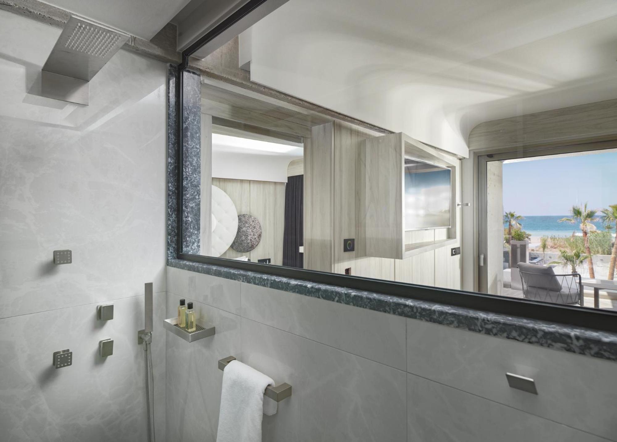 Nautilux Suite with Hot Tub & Sea View - Photo 3