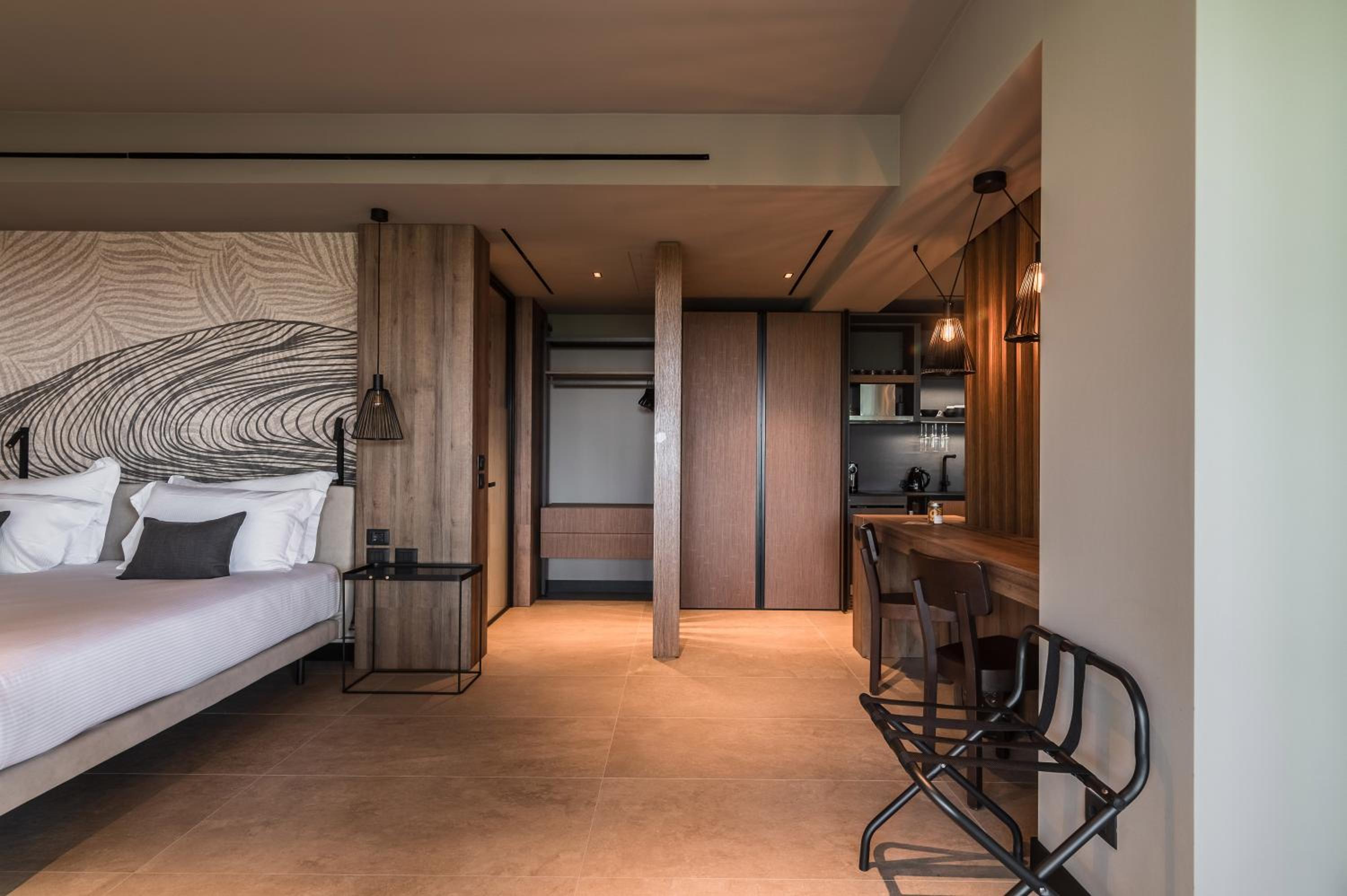 Deluxe Suite with Spa Bath - Photo 15