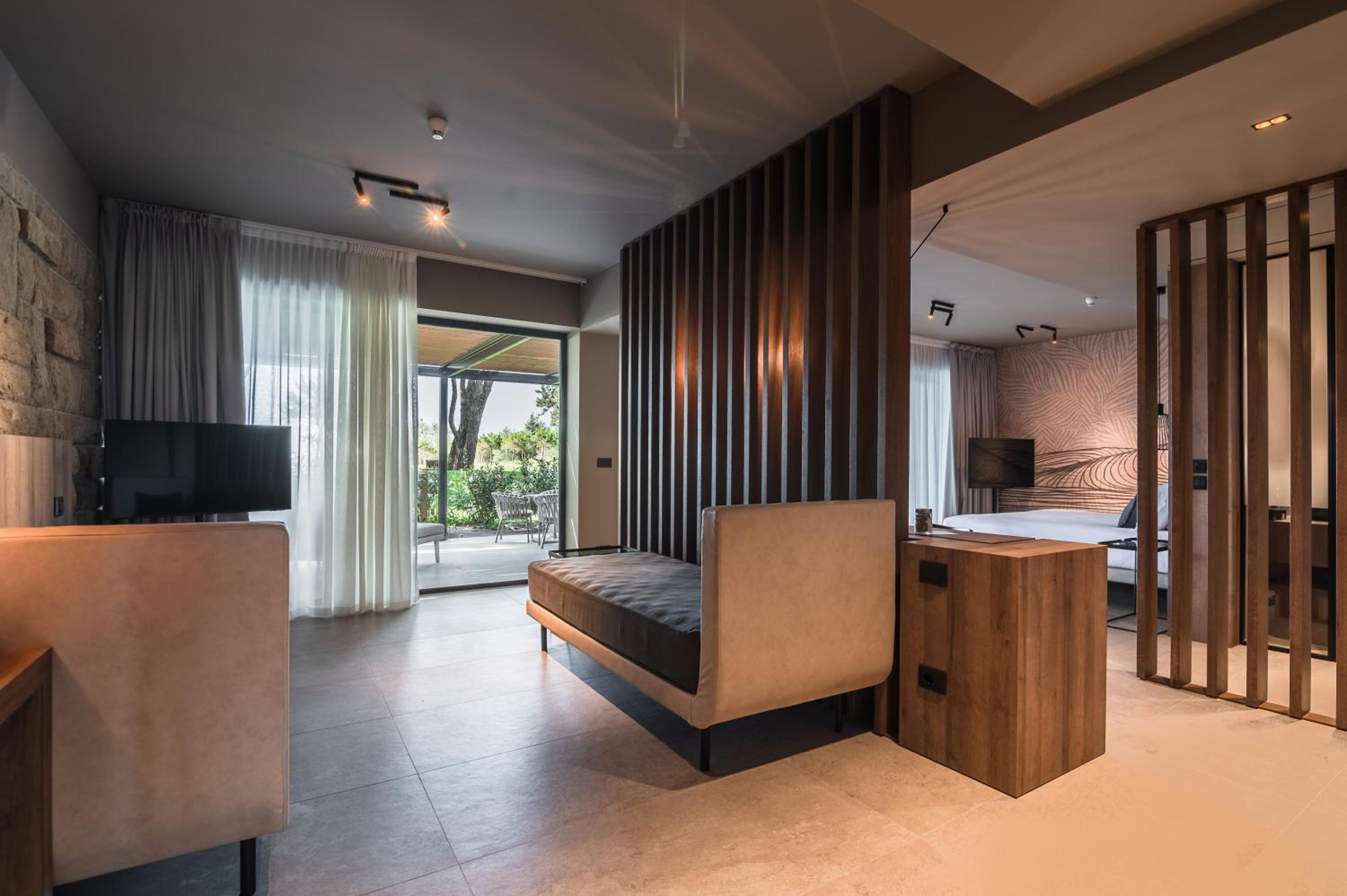 Deluxe Suite with Spa Bath - Photo 7