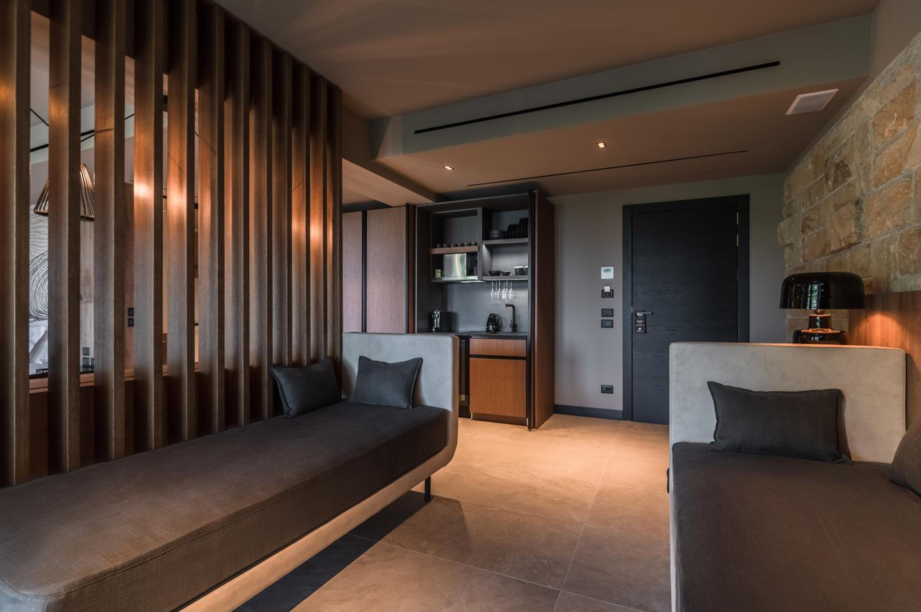 Deluxe Suite with Spa Bath - Photo 16