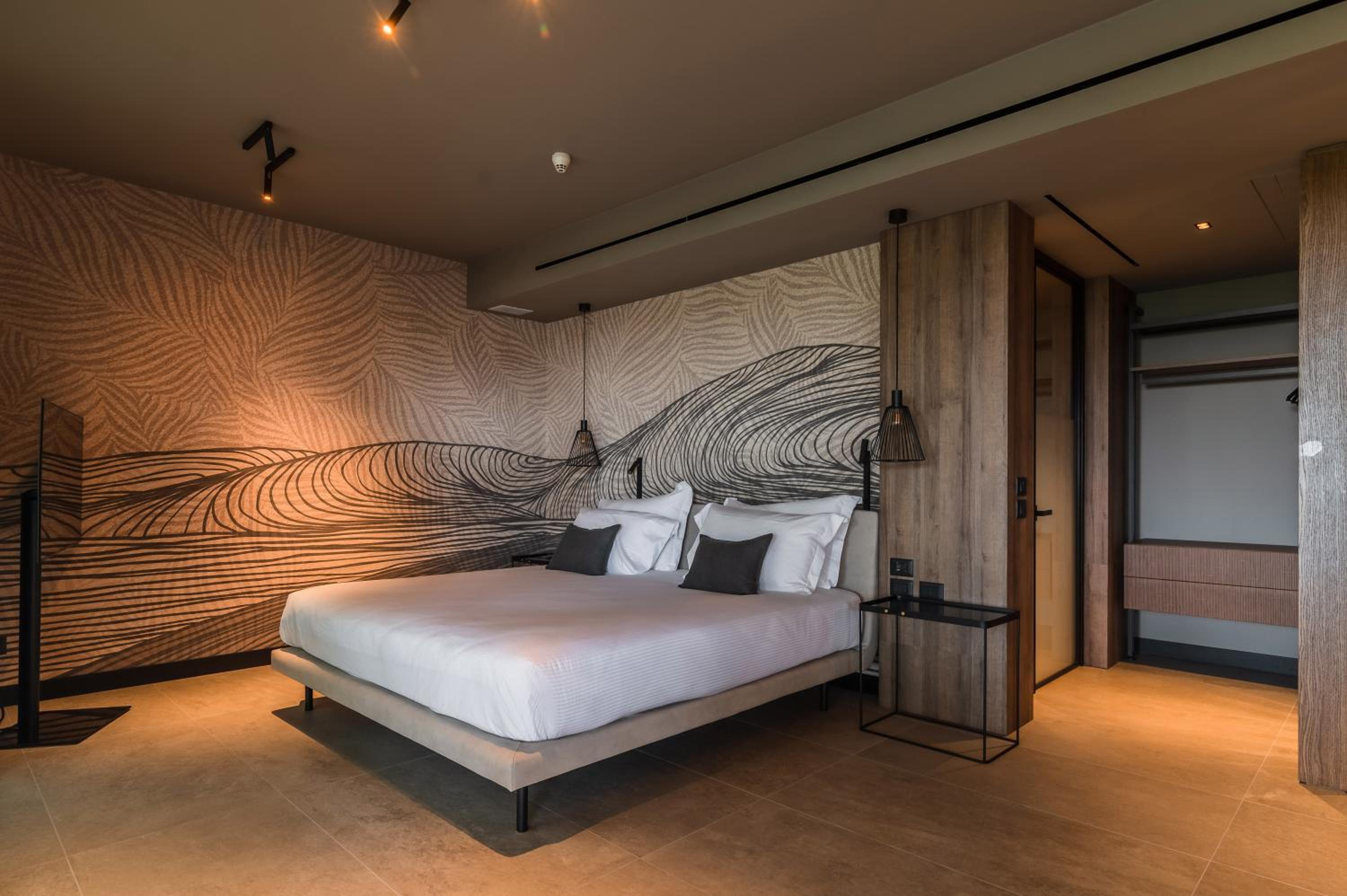 Deluxe Suite with Spa Bath - Photo 5