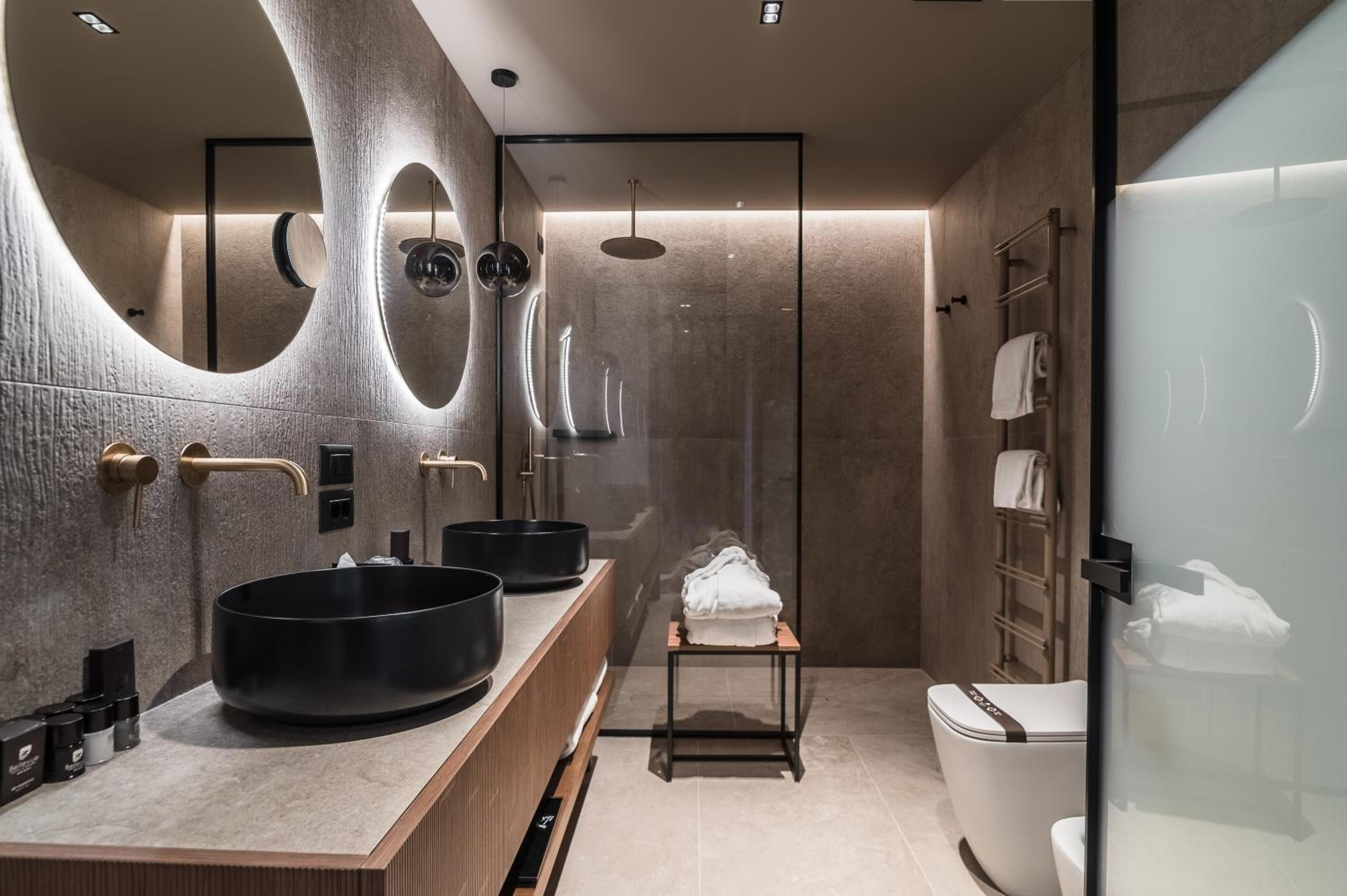 Deluxe Suite with Spa Bath - Photo 9