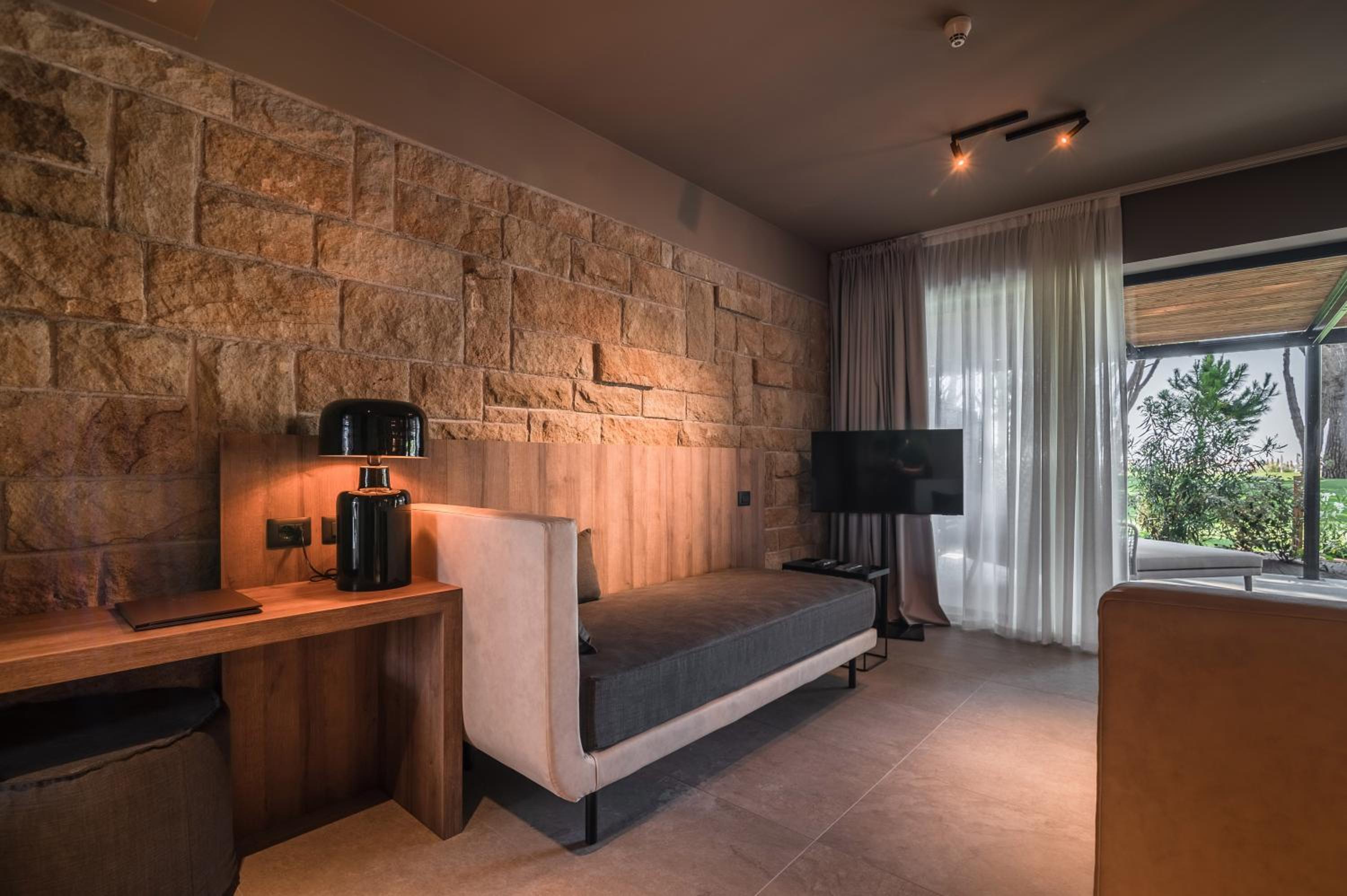 Deluxe Suite with Spa Bath - Photo 2