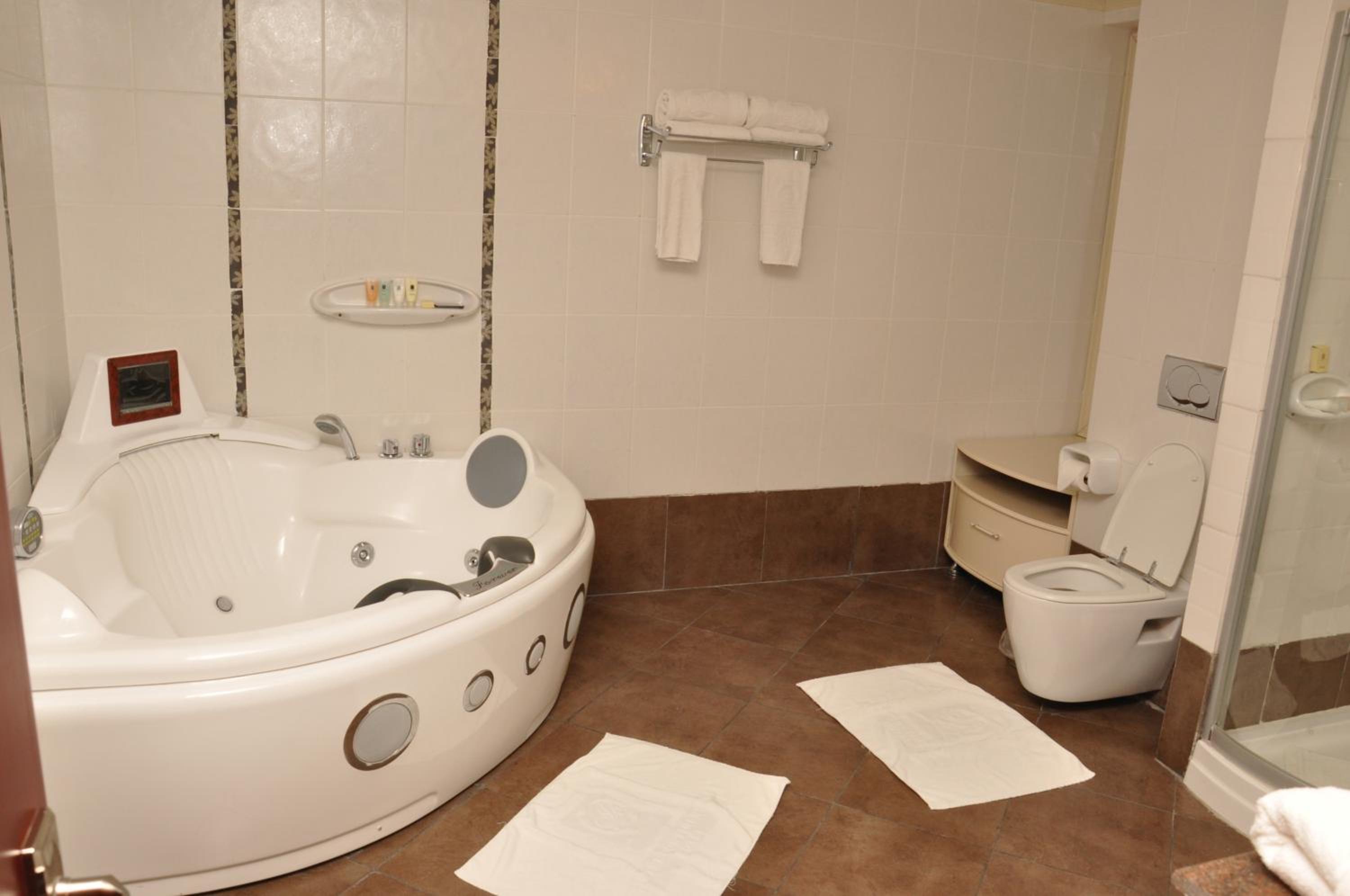 Executive Suite - Photo 3