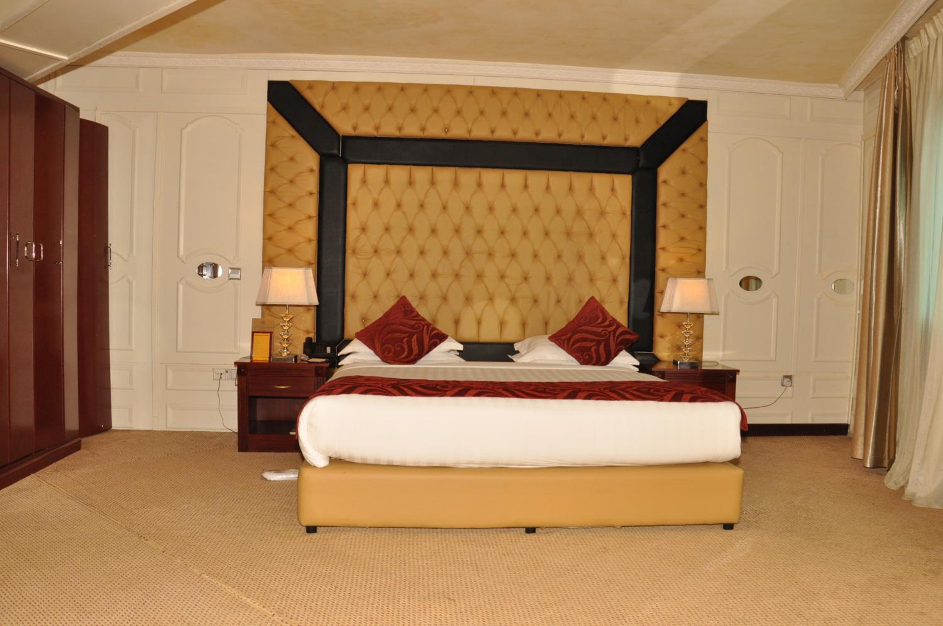 Executive Suite - Photo 6