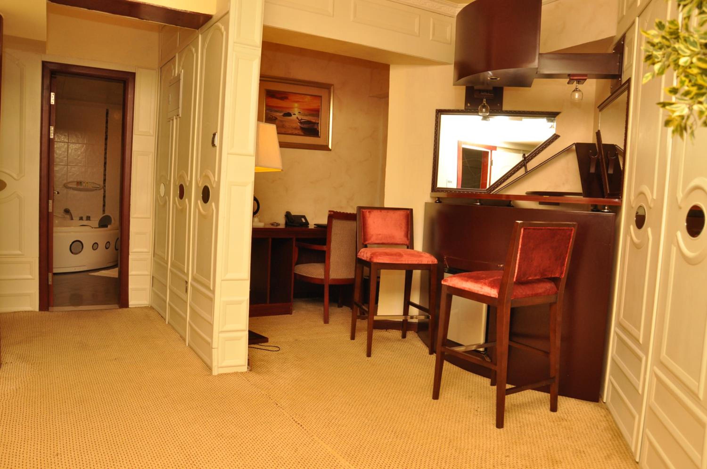 Executive Suite - Photo 7