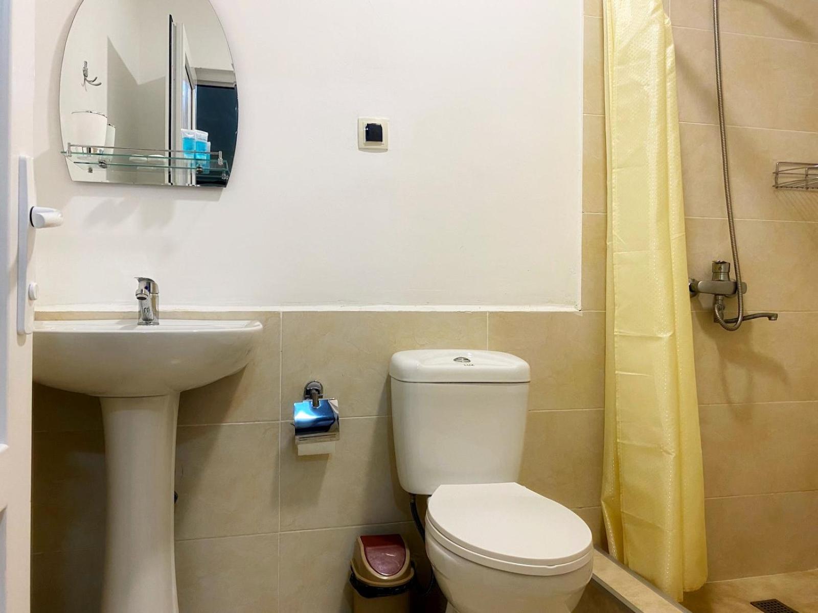 Family Room with Private Bathroom photo 2
