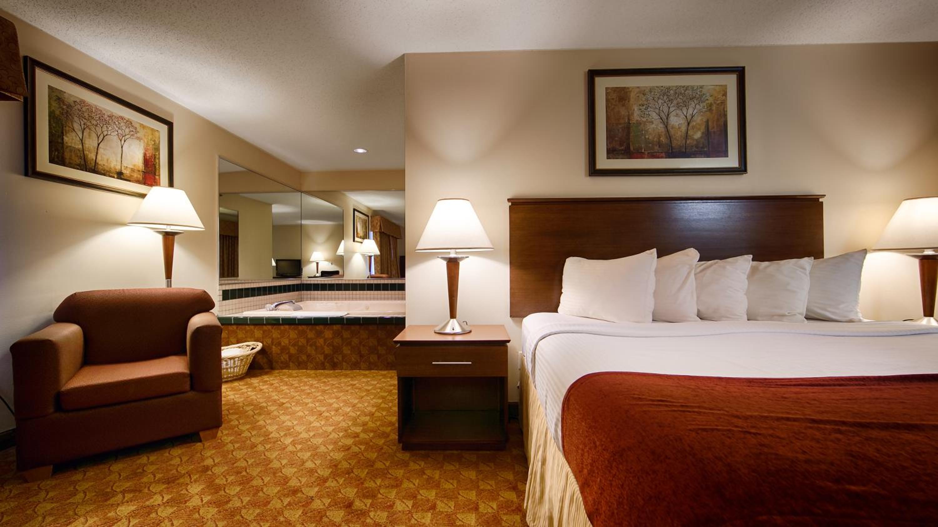 Deluxe King Room - Upstairs/Non-Smoking - Photo 7