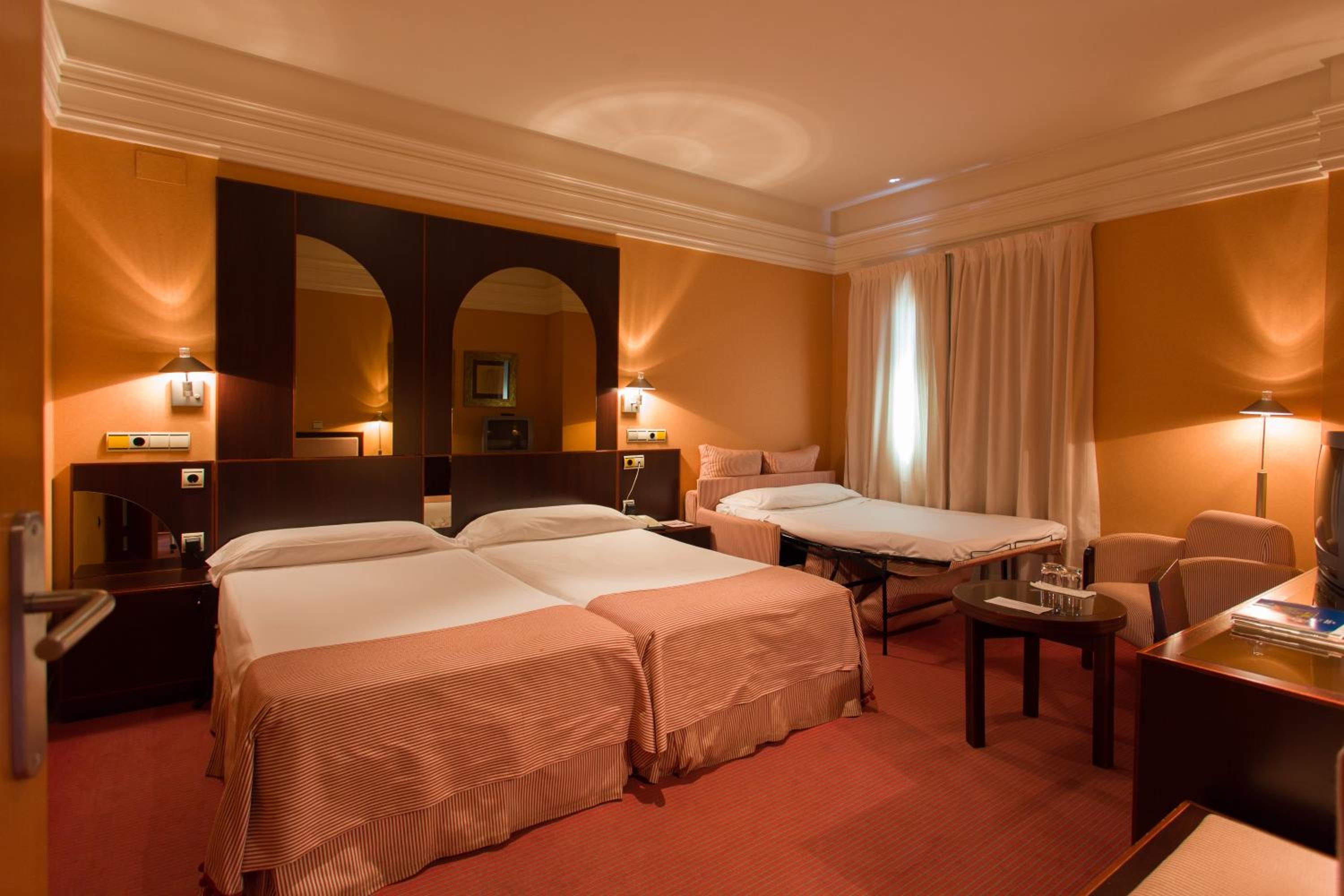 Double Room with Extra Bed - Photo 10