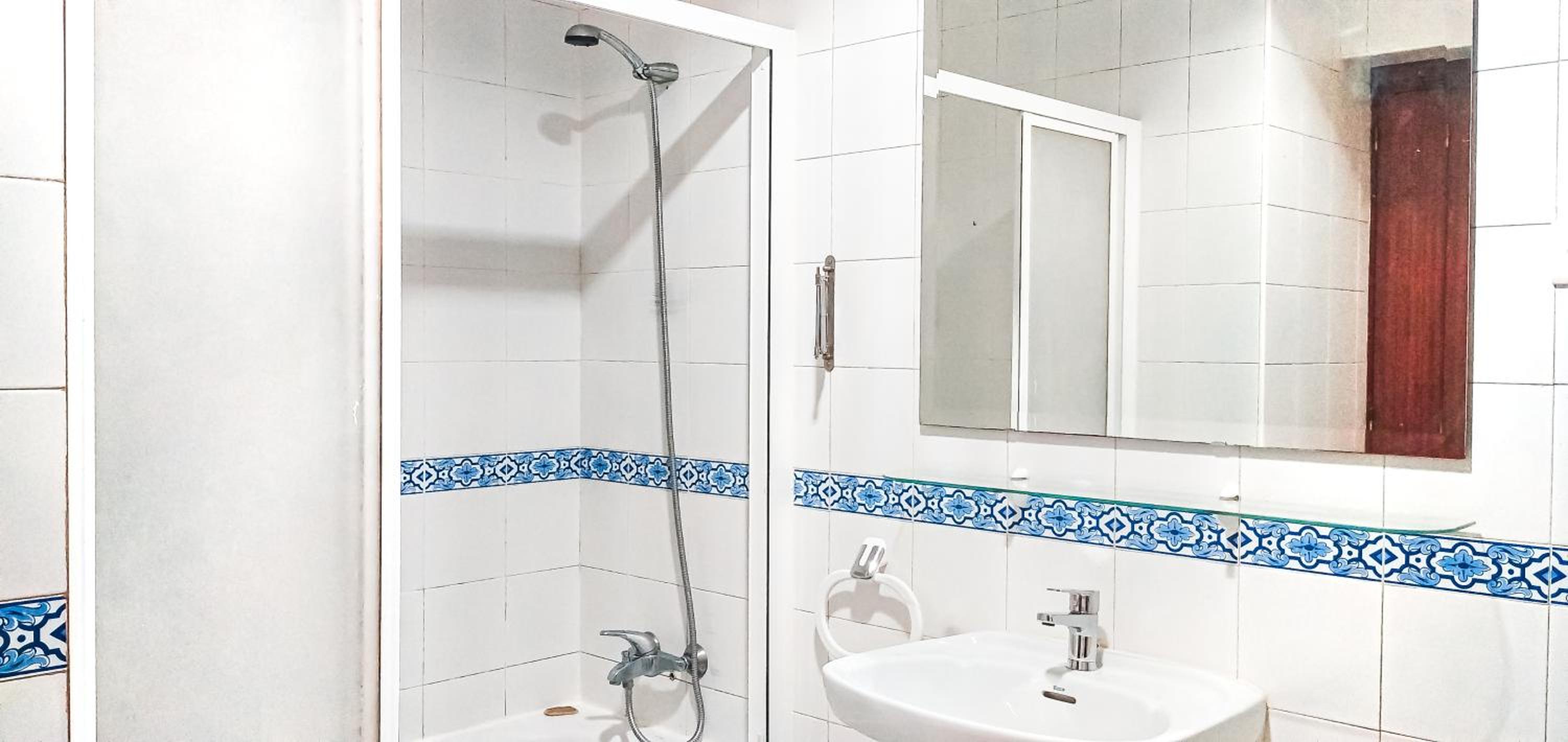Single Room with Shared Bathroom