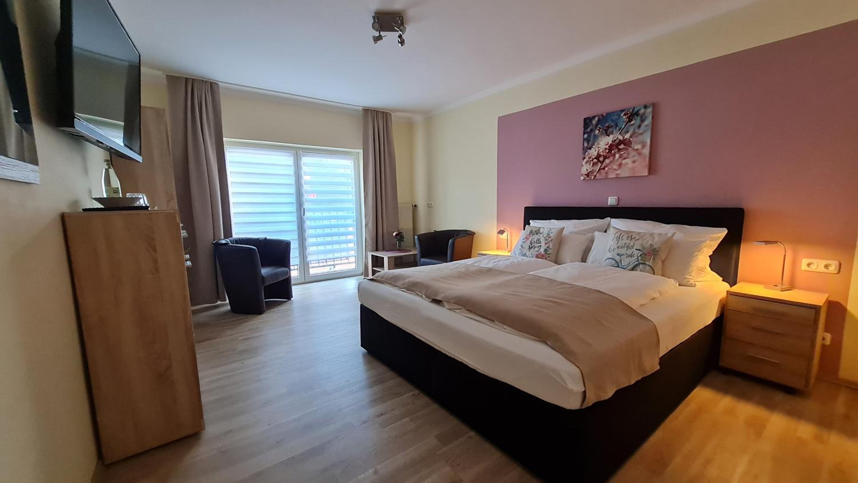 Deluxe Double Room (2 Adults + 1 Child) photo 1