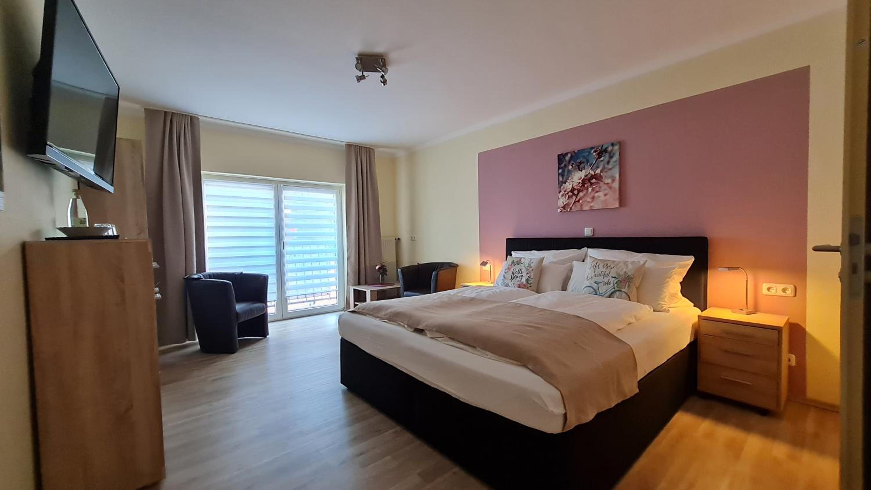 Deluxe Double Room (2 Adults + 1 Child) photo 2