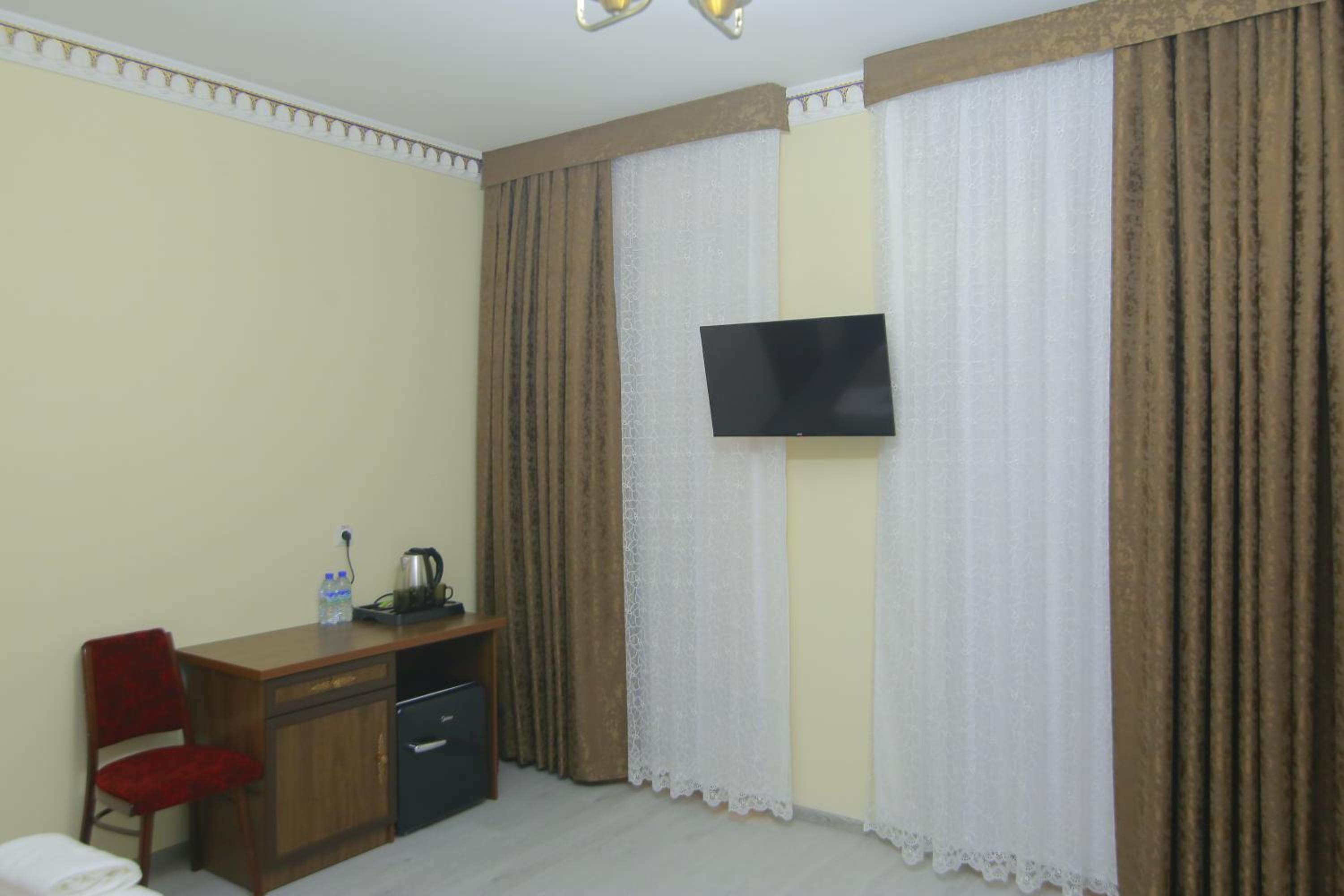 Superior Family Room photo 3