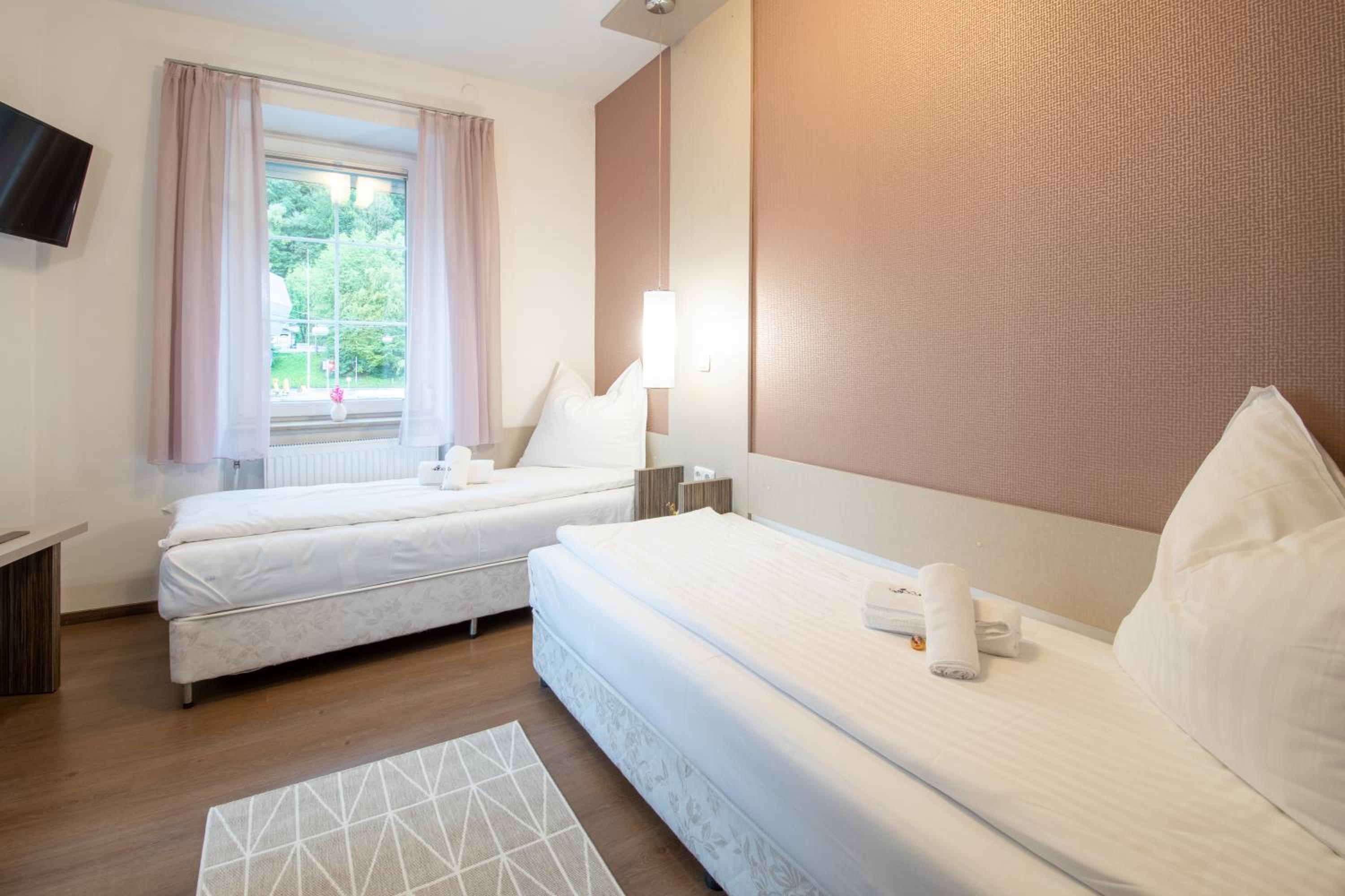 Economy Twin Room photo 3
