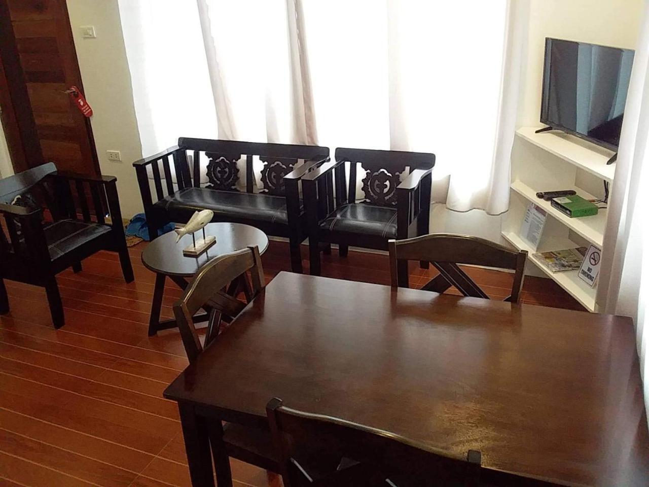 Deluxe Queen Suite - Photo 11