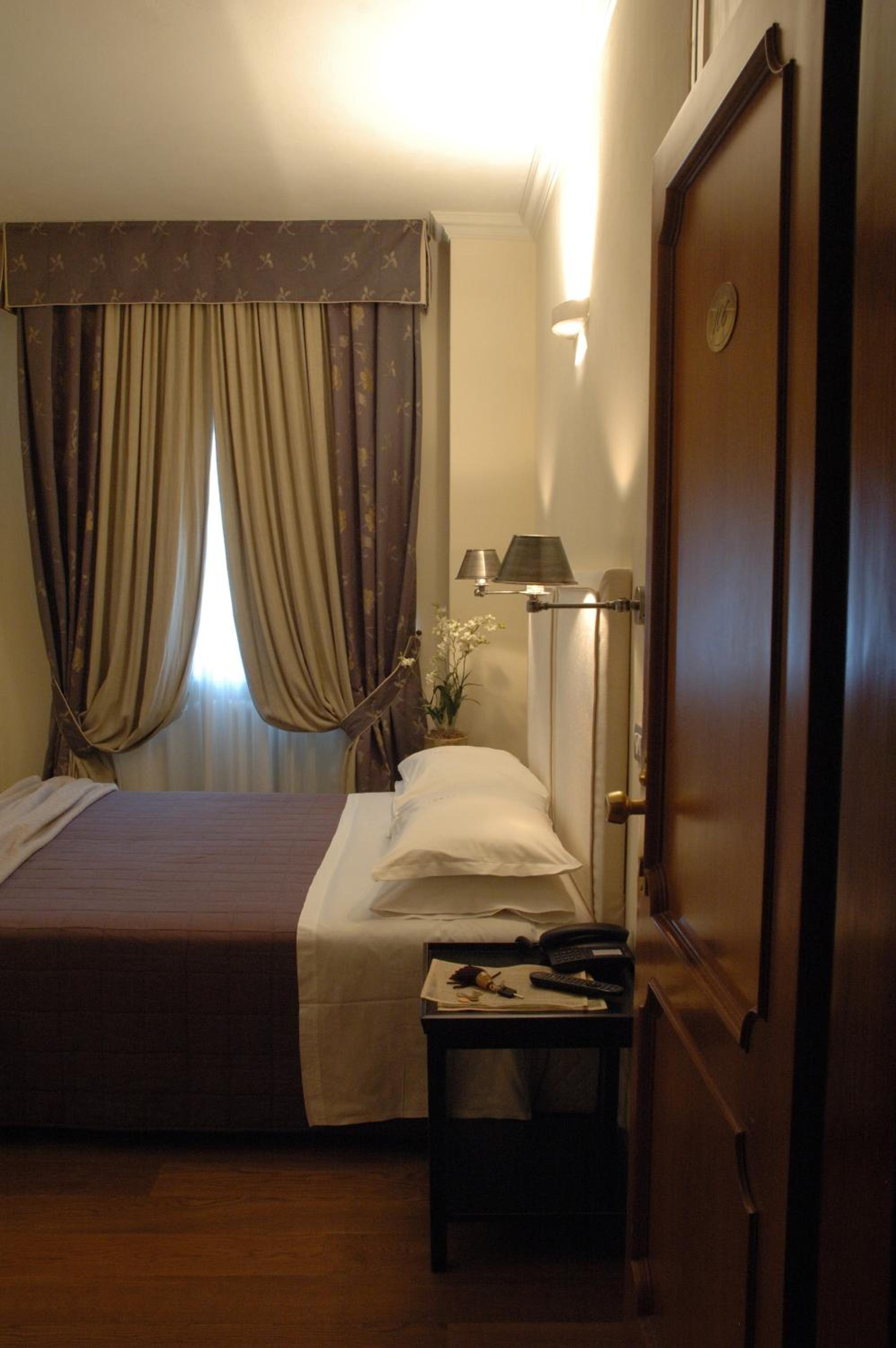 Standard Double Room - Photo 4