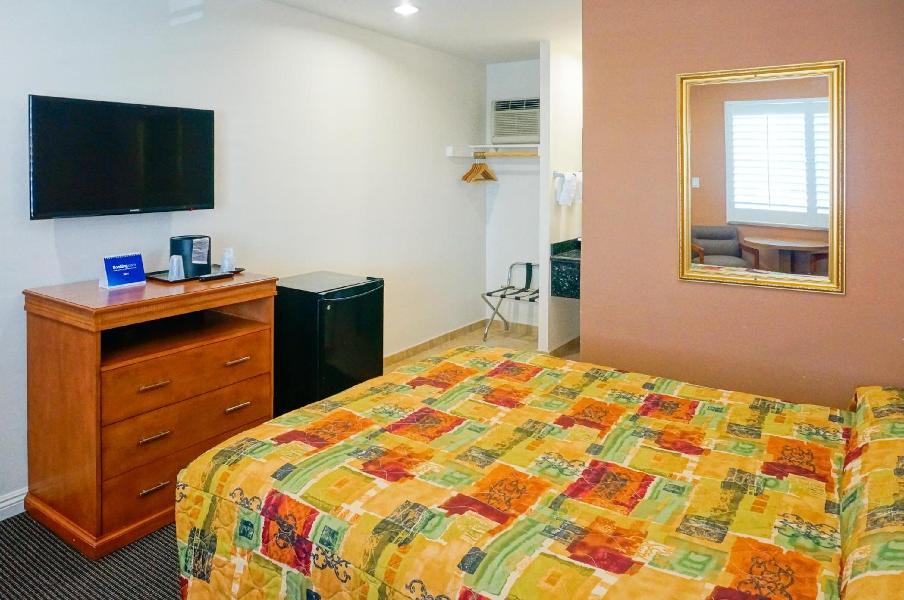 Queen Room thumbnail 6