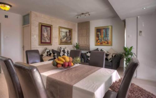 One-Bedroom Apartment with Terrace and Sea View photo 2