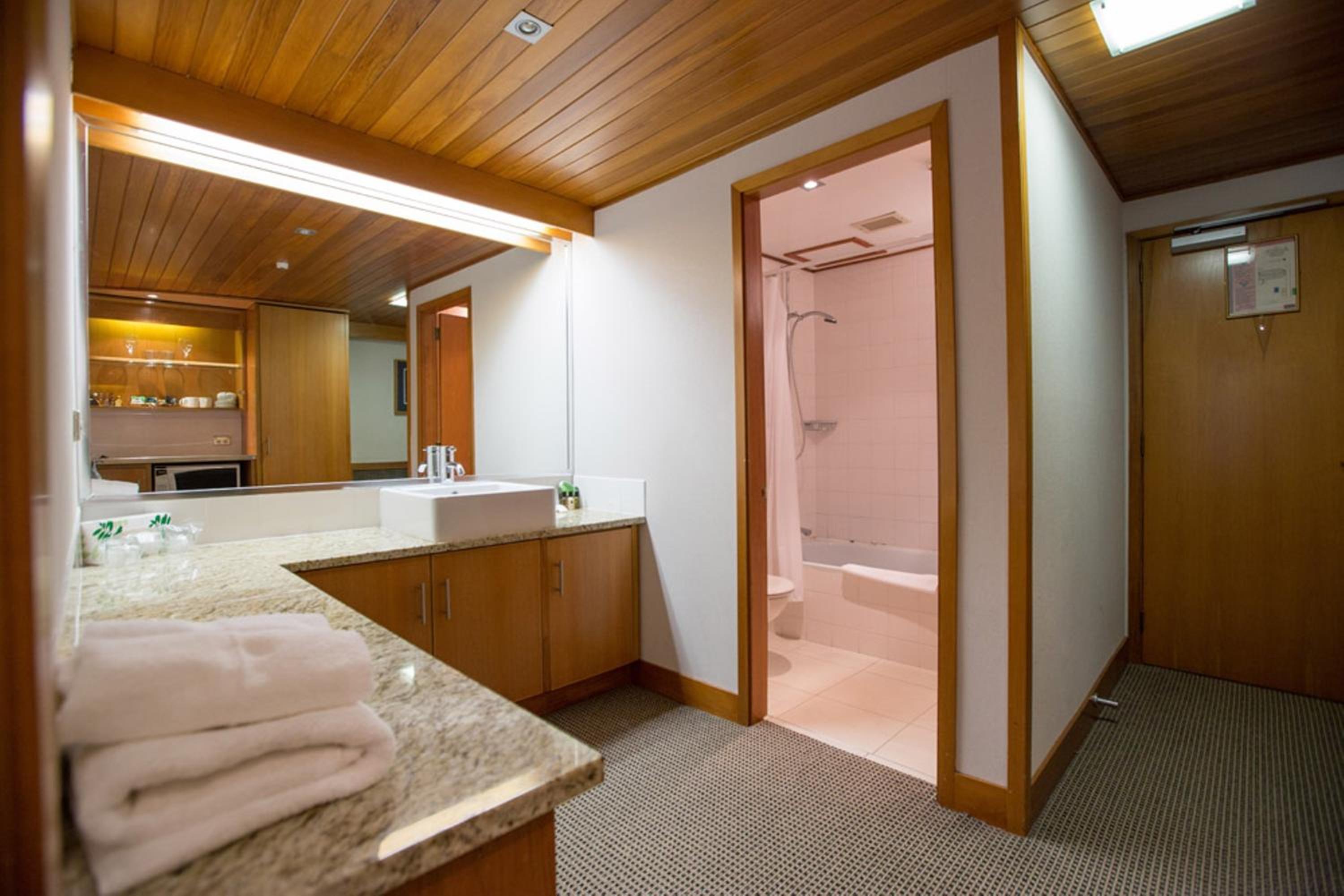 Premium King Room with Garden View - Photo 4