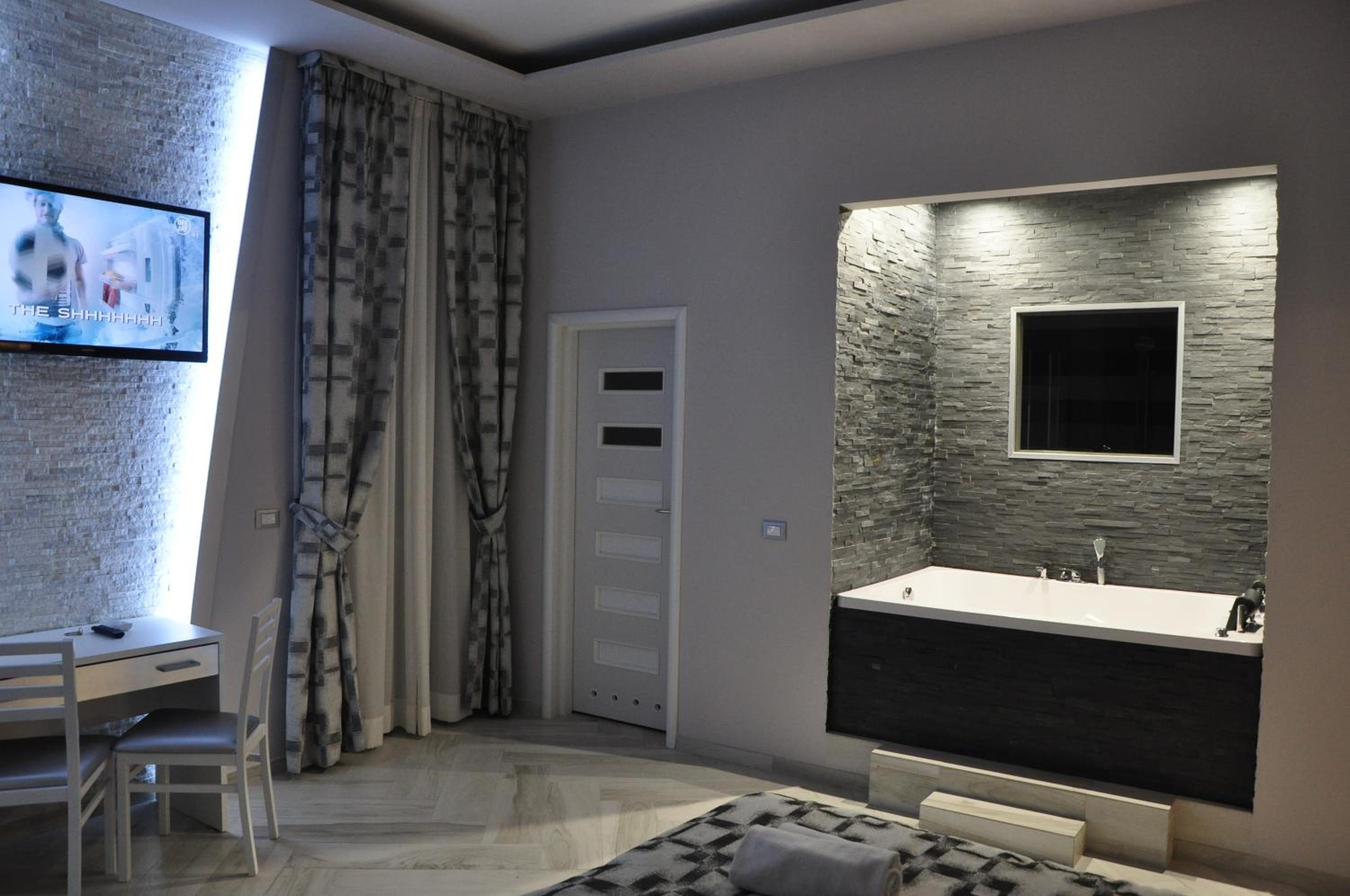 Suite with Spa Bath photo 1