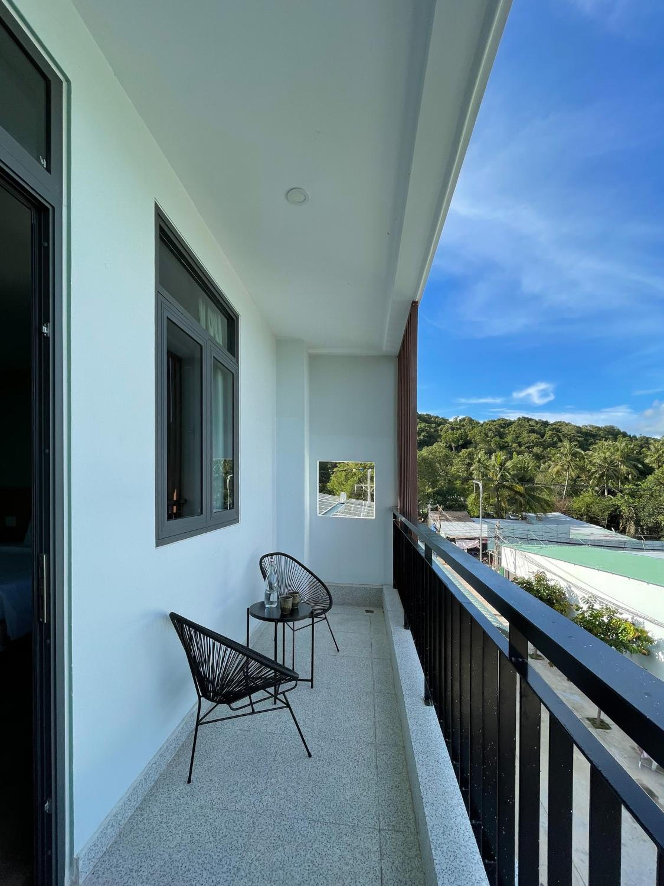 Deluxe Double Room with Balcony - Photo 11