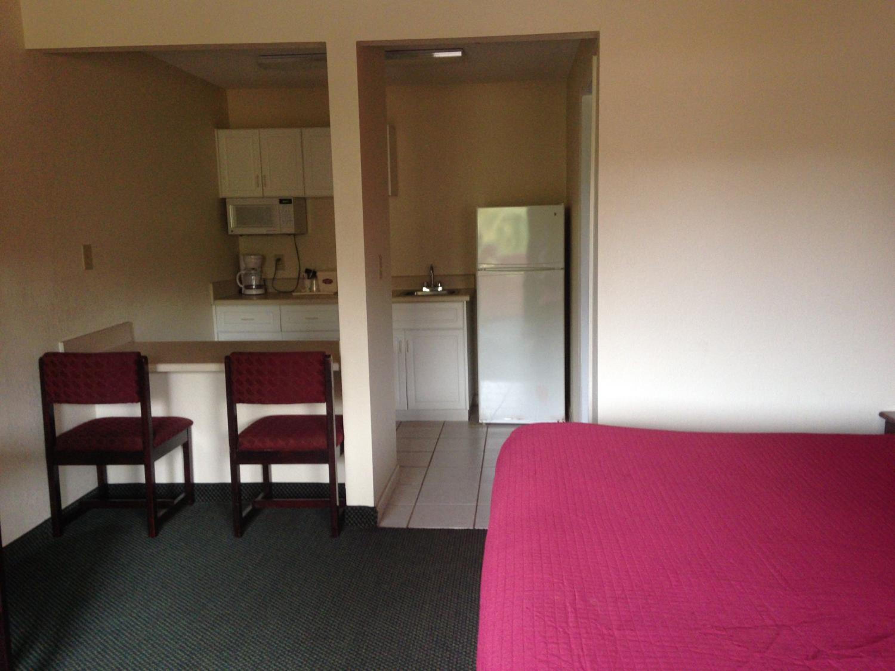 Queen Room with Two Queen Beds - Non-Smoking - Photo 10