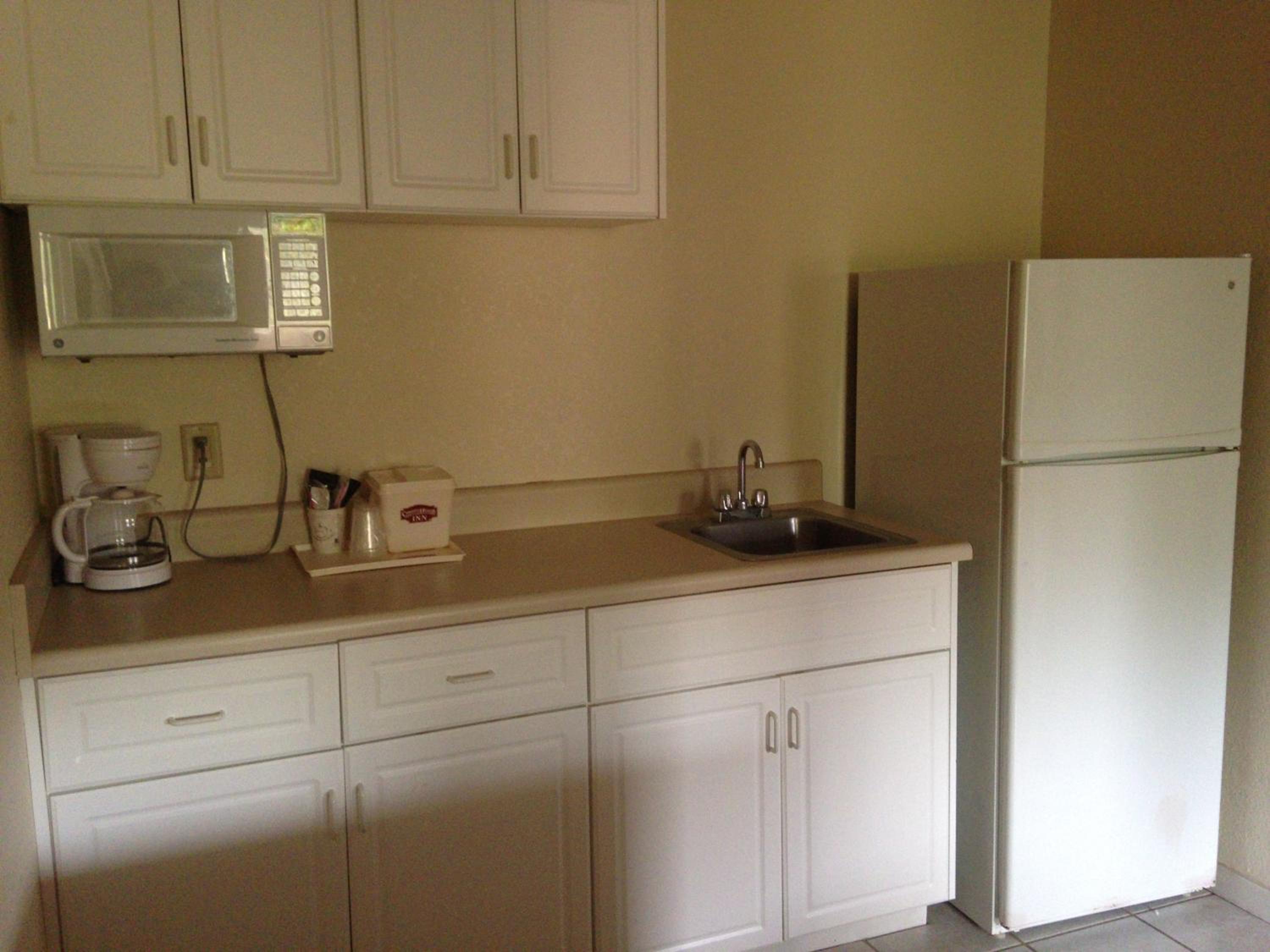 Queen Room with Two Queen Beds - Non-Smoking - Photo 5