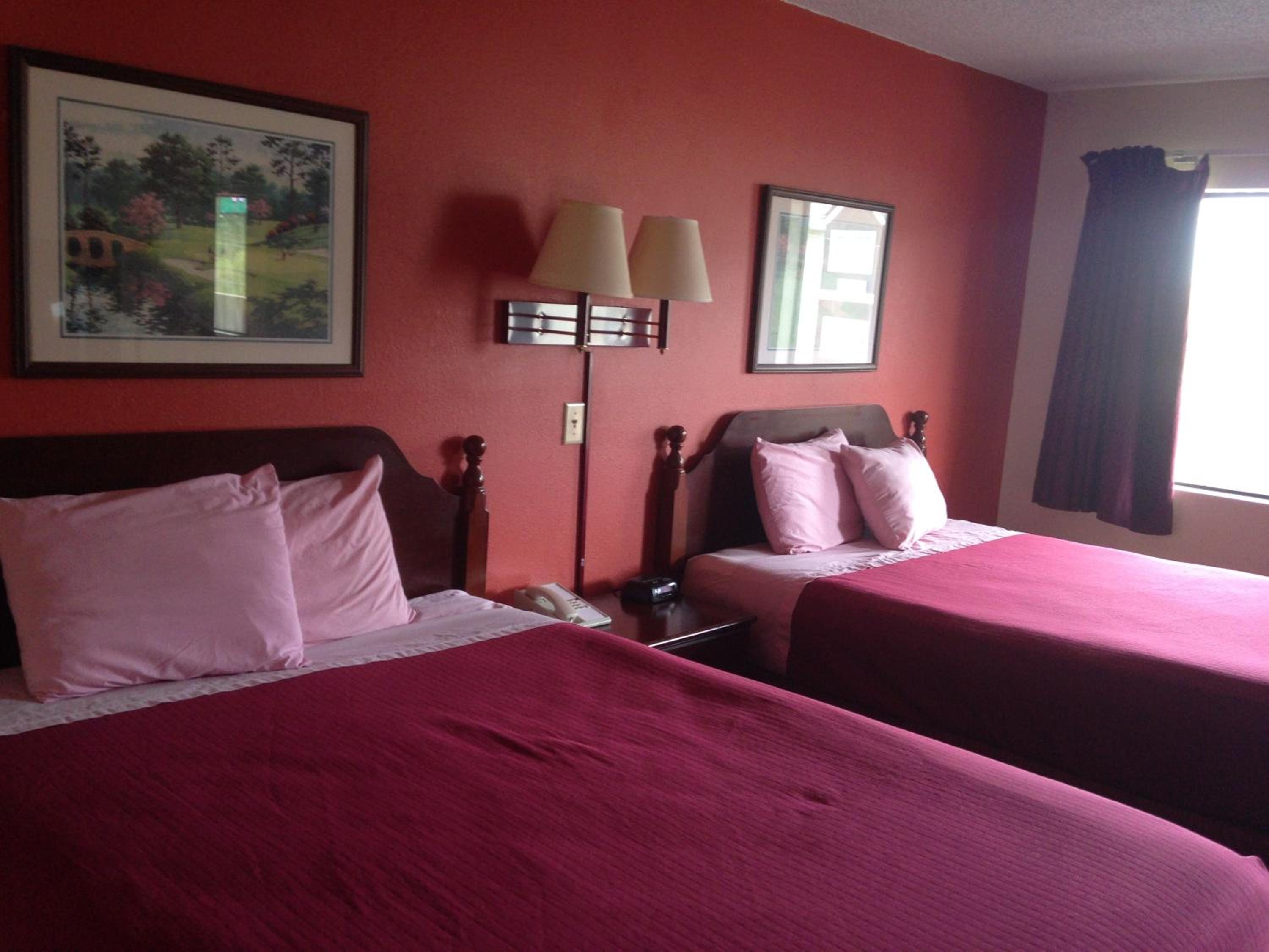Queen Room with Two Queen Beds - Non-Smoking - Photo 3