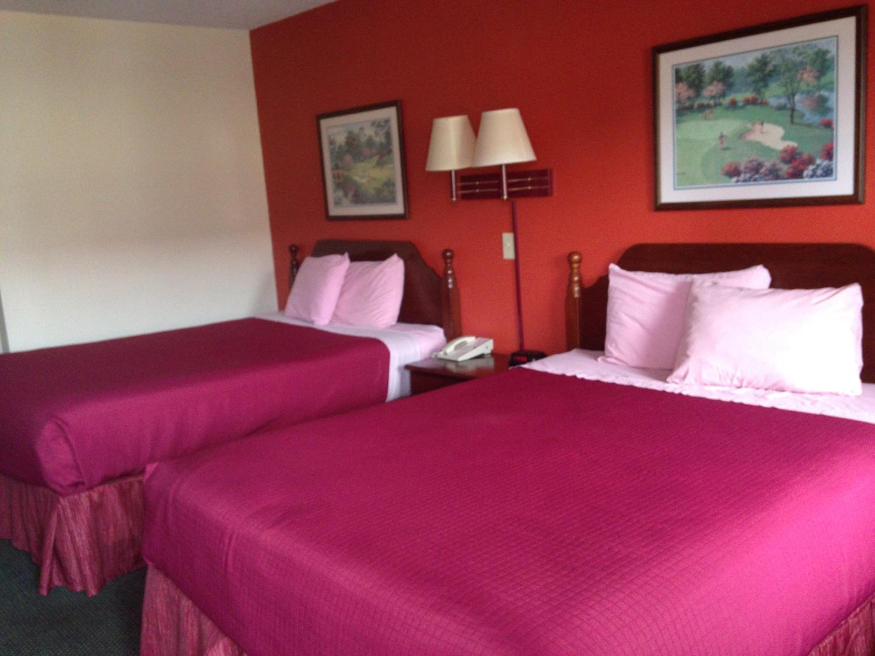 Queen Room with Two Queen Beds - Non-Smoking - Photo 2