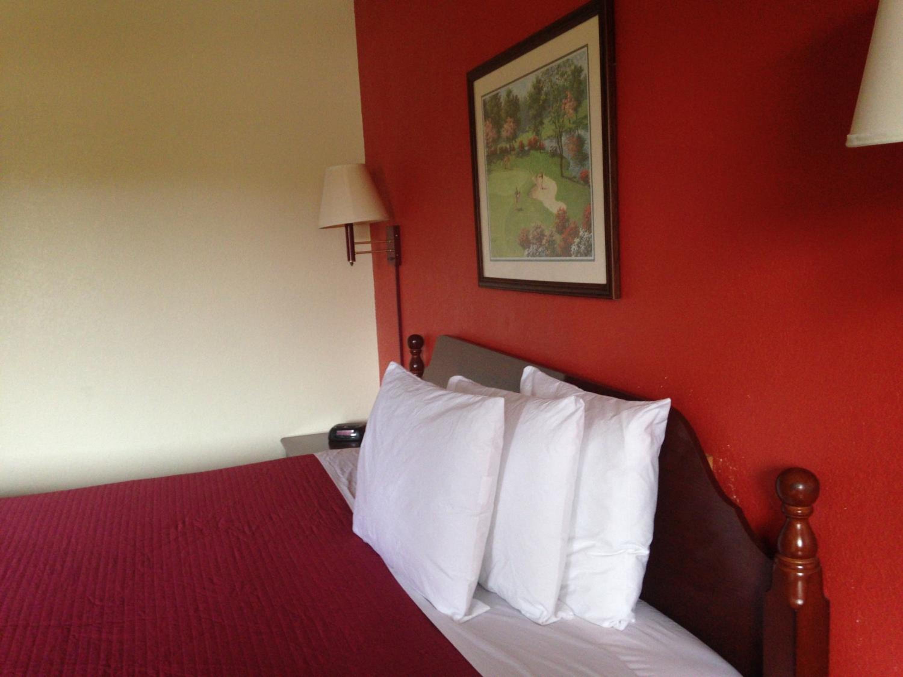 Queen Room with Two Queen Beds - Non-Smoking - Photo 8
