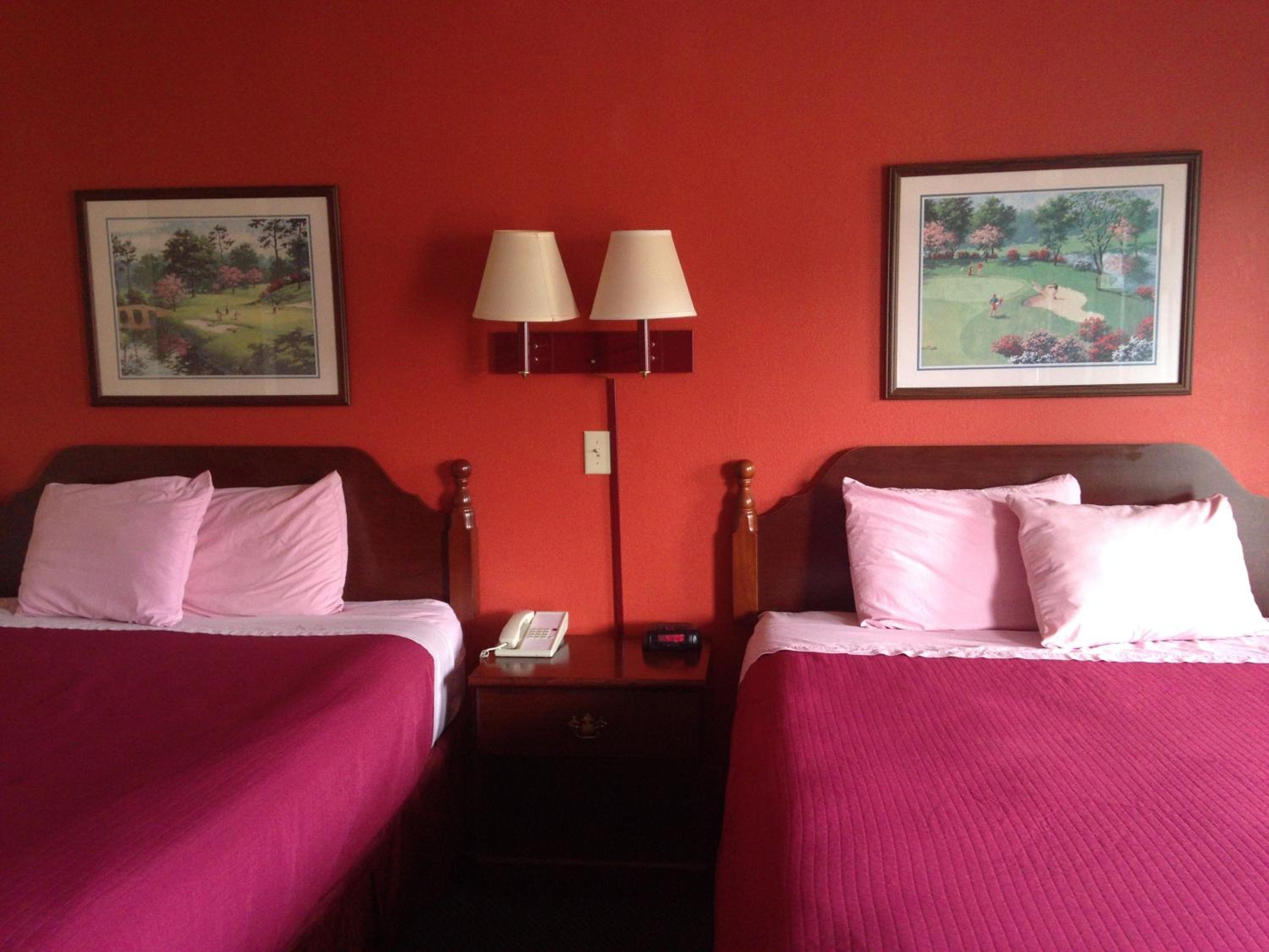 Queen Room with Two Queen Beds - Non-Smoking - Photo 7