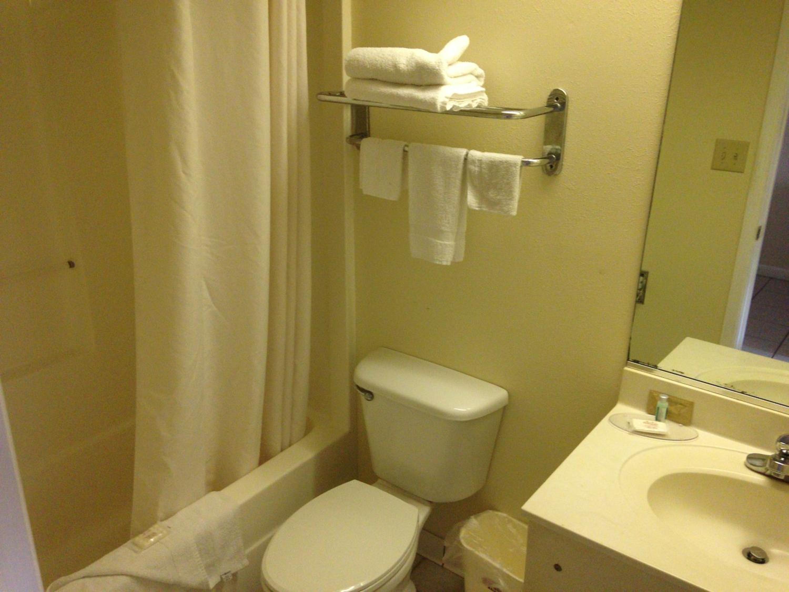 Queen Room with Two Queen Beds - Non-Smoking - Photo 6