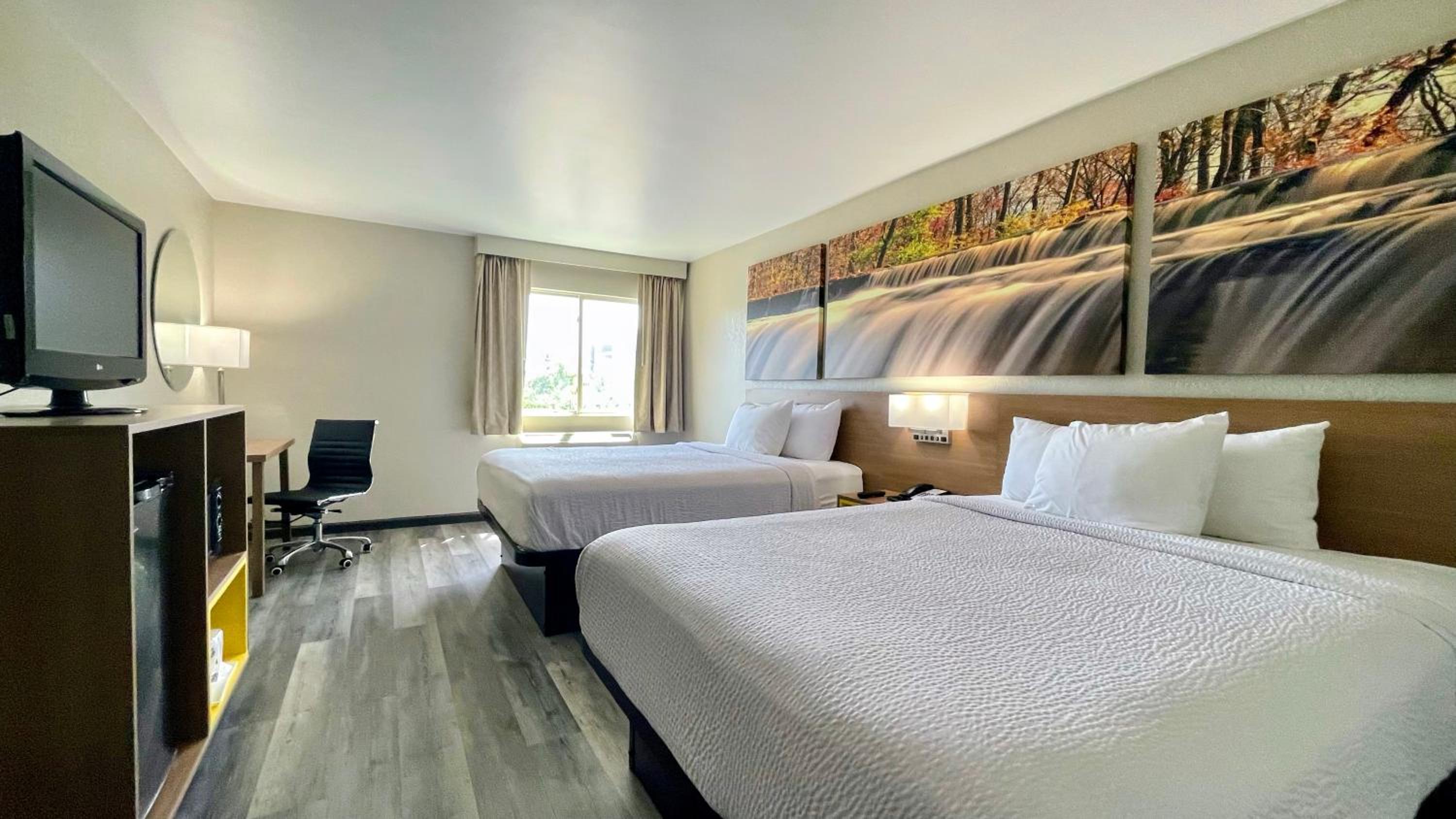 Queen Room with Two Queen Beds - Non-Smoking - Photo 1