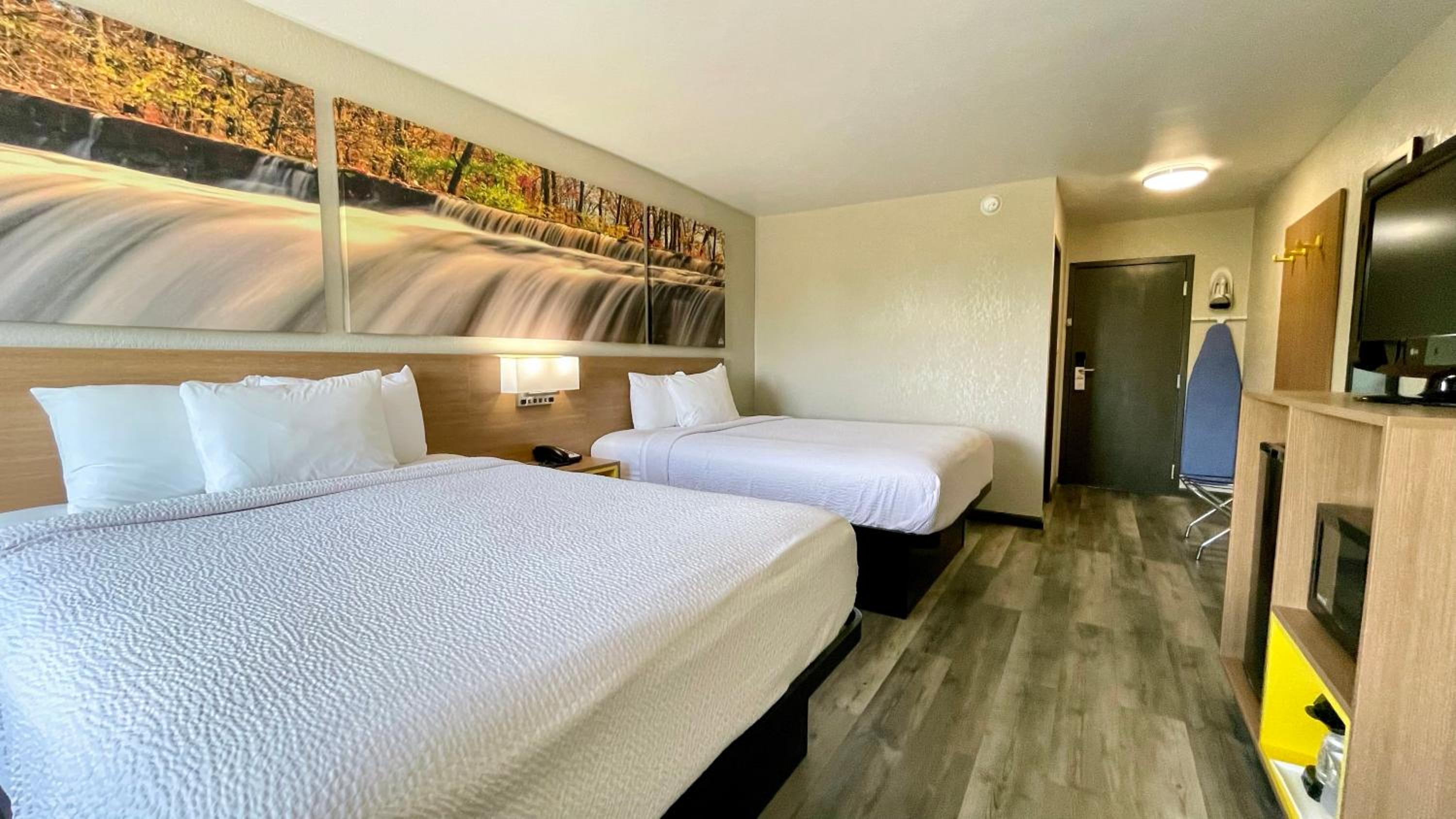 Queen Room with Two Queen Beds - Non-Smoking - Photo 9