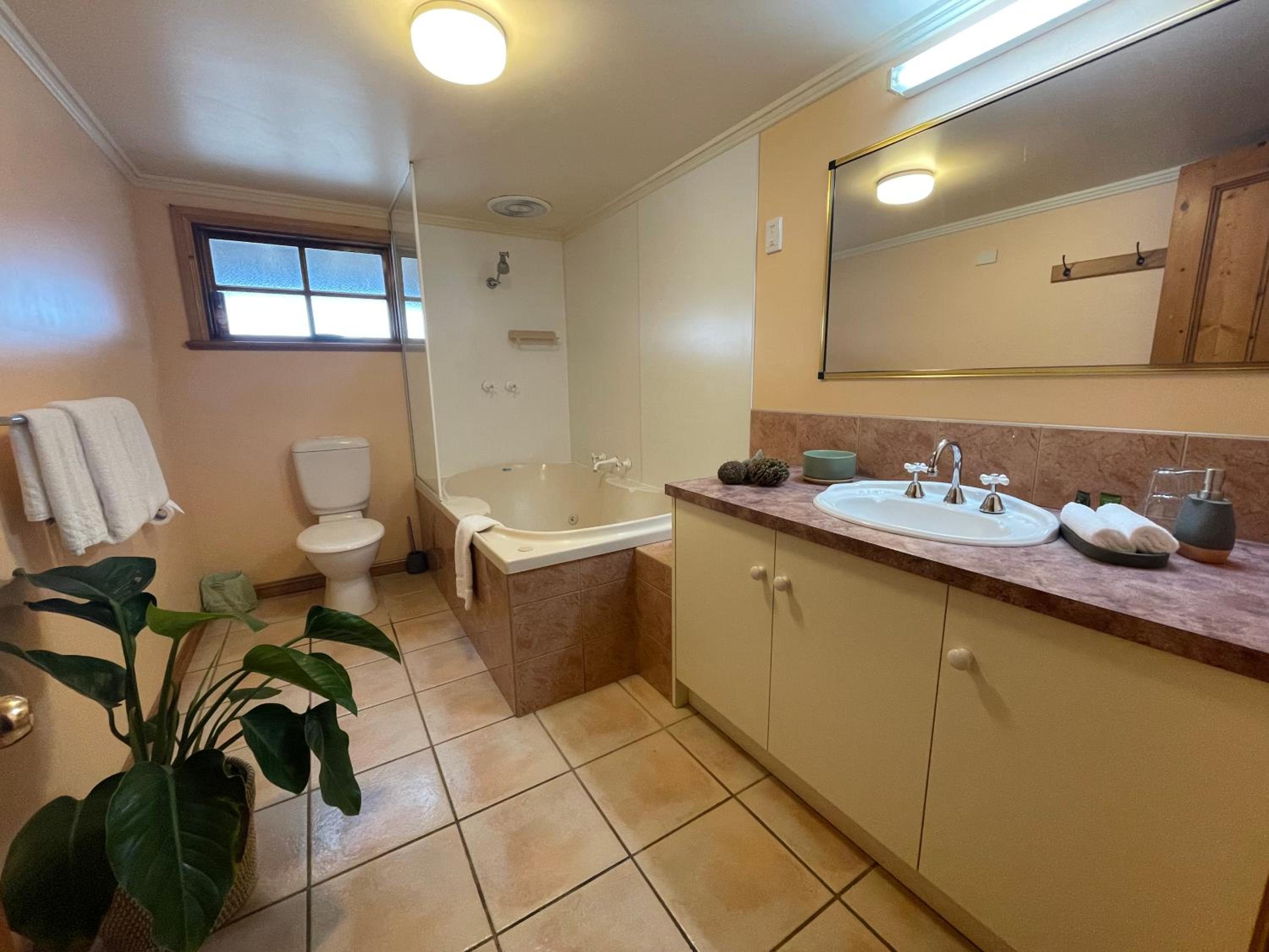 King Cellar Room (non ensuite) - Photo 2