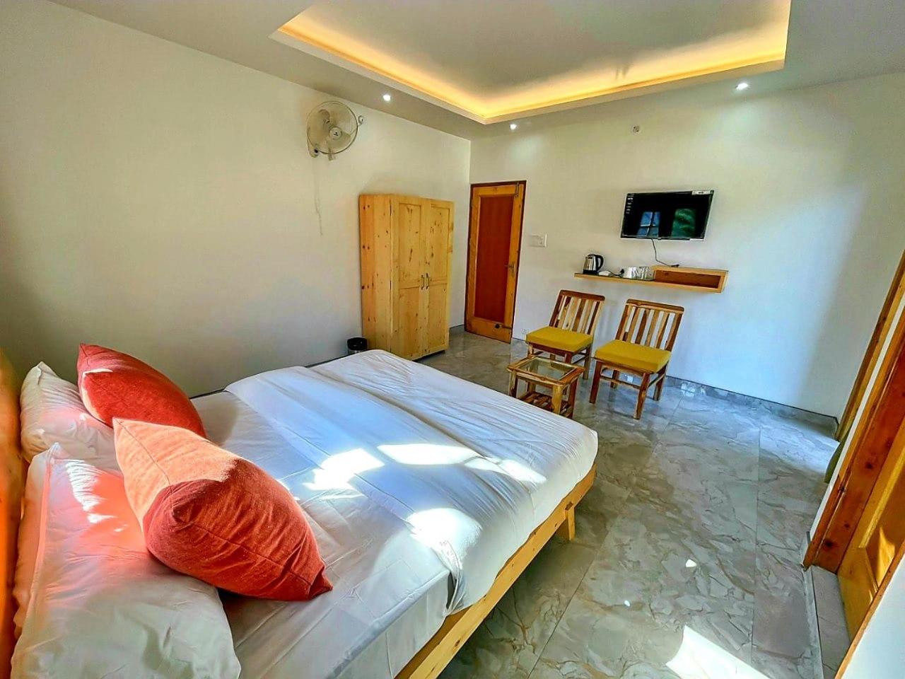 Deluxe Family Suite - Photo 9