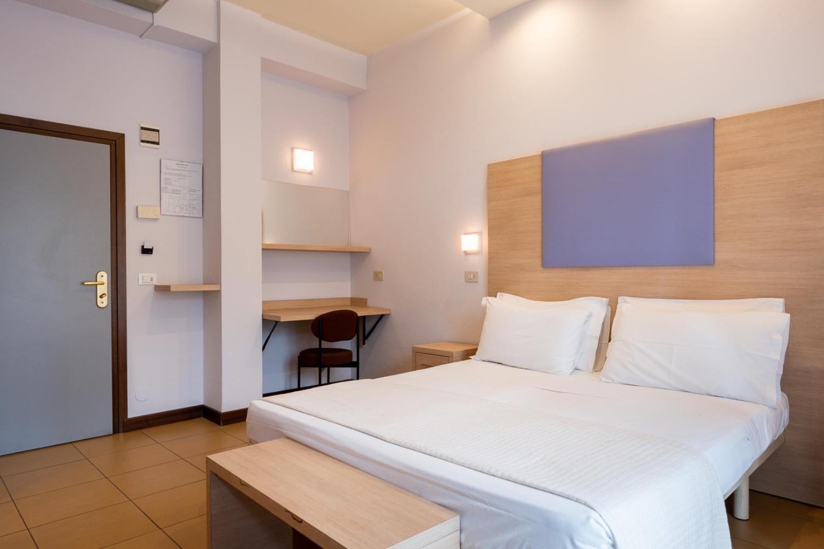 Double or Twin Room - Photo 7