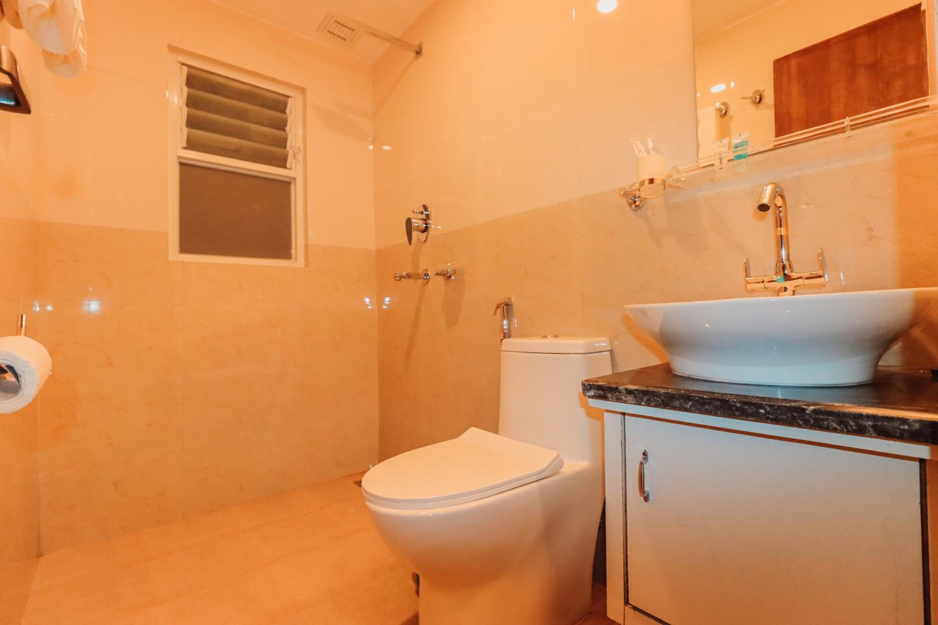 Deluxe King Room - 10% off on Food & Beverage, 15% off on Laundry, Early check-in & Late check-out by 2 hours photo 3