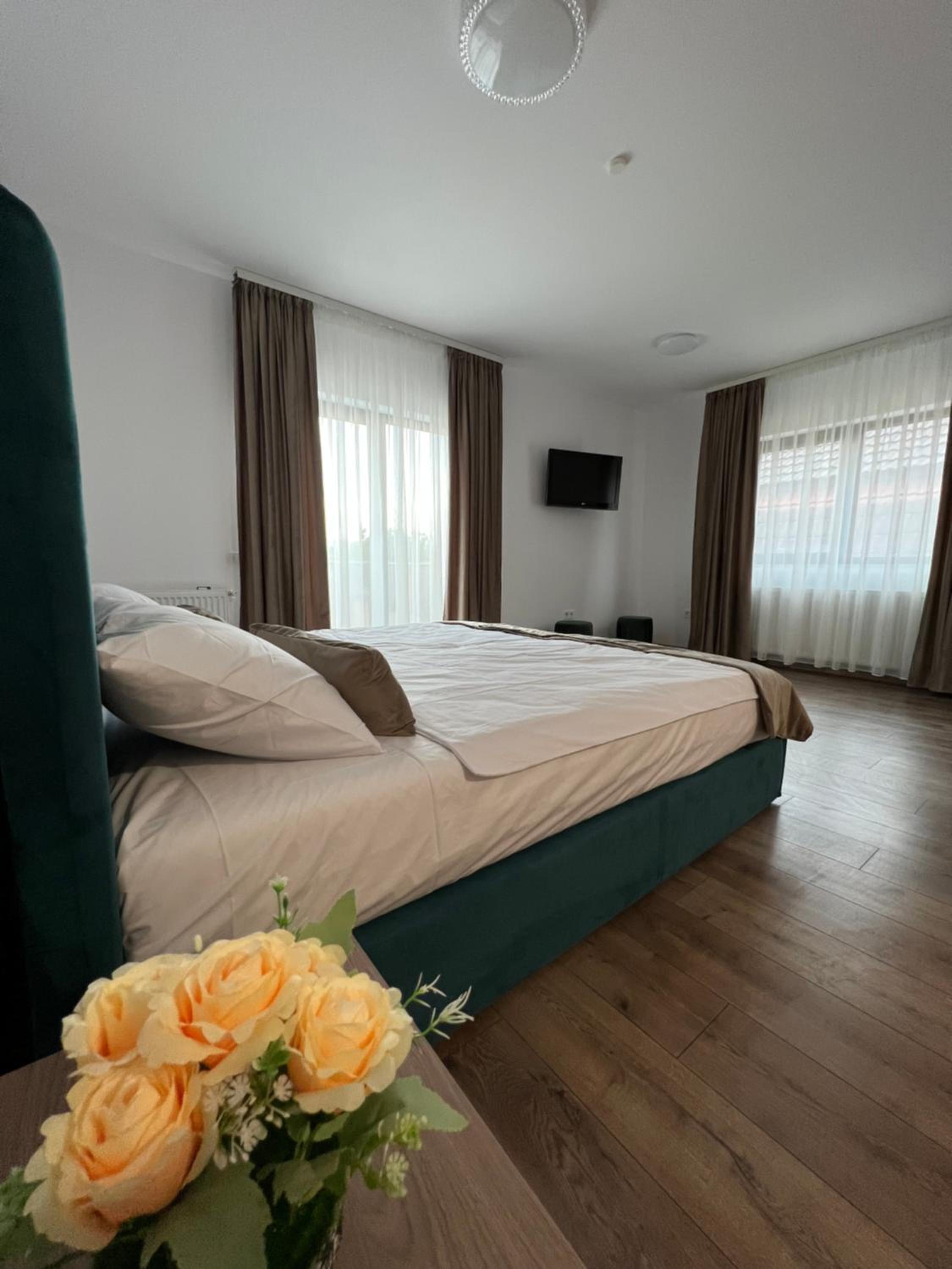 One-Bedroom Apartment - Photo 2