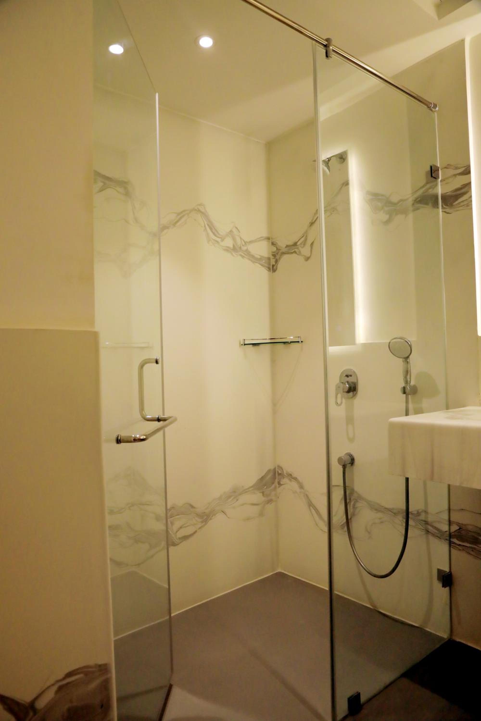 Business Room with 10% off on Food & Beverages with a-la-carte selection , 10% Off on Laundry service for upto 2 clothing item(s) - Photo 2