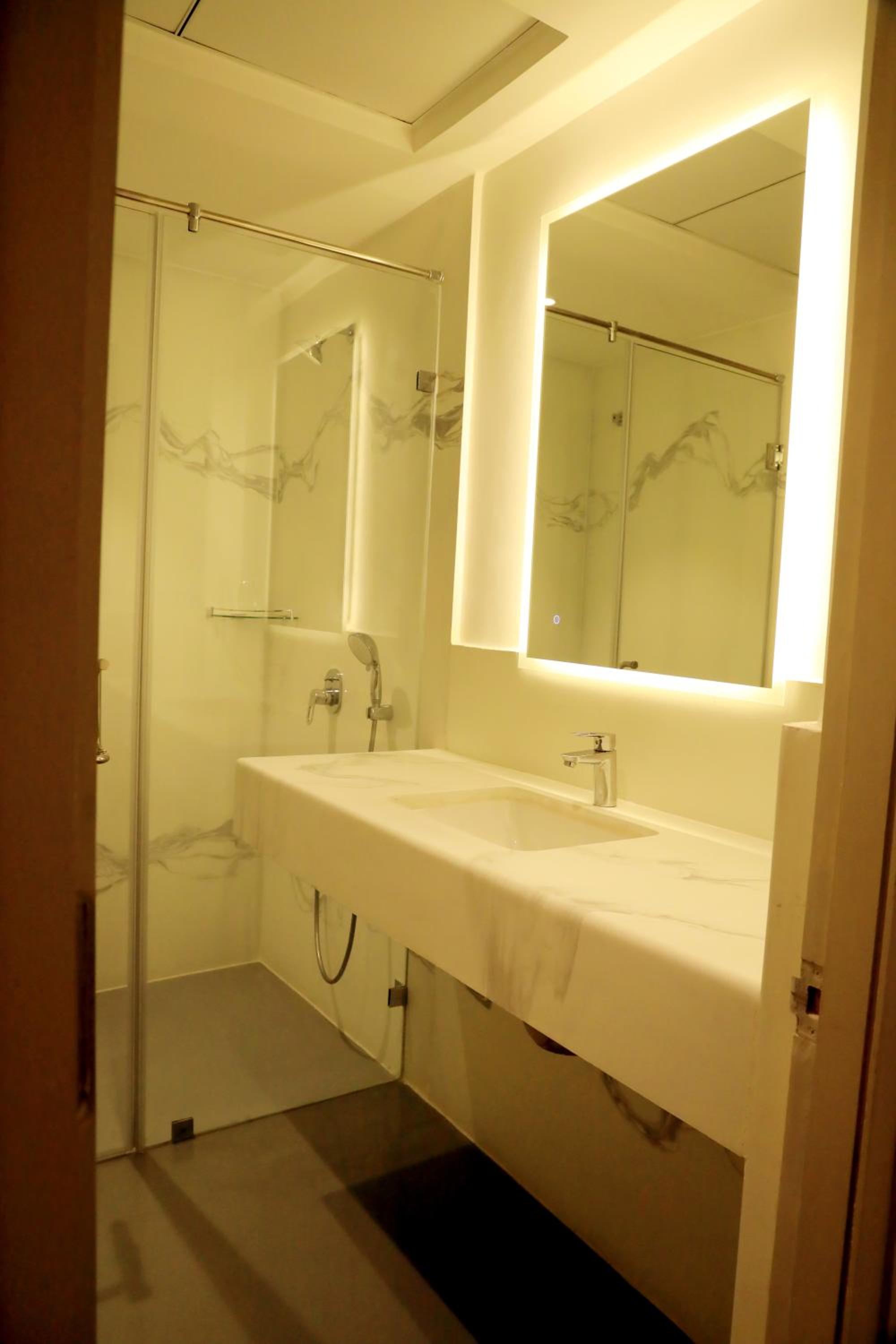 Business Room with 10% off on Food & Beverages with a-la-carte selection , 10% Off on Laundry service for upto 2 clothing item(s) - Photo 3