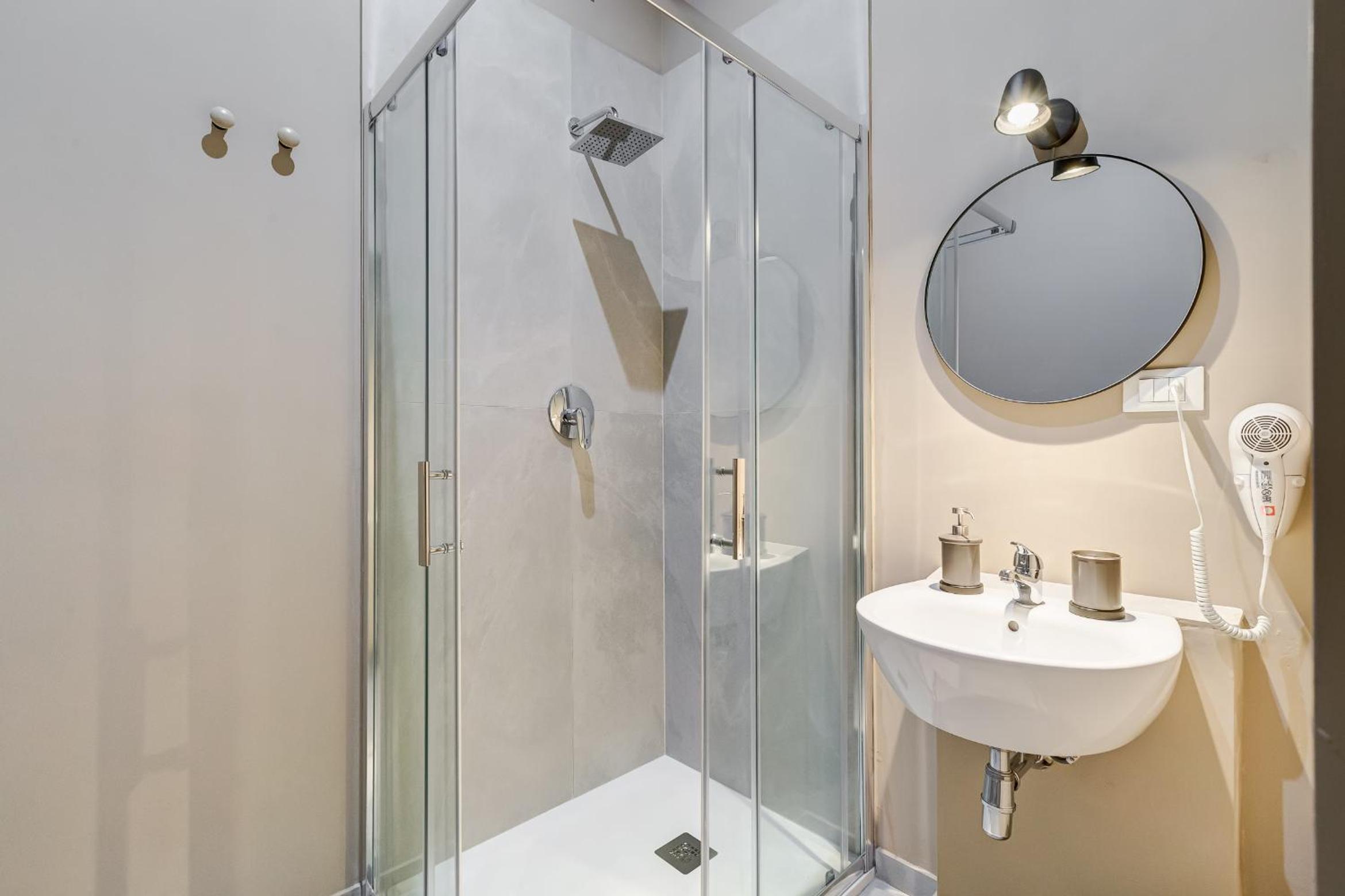 Queen Suite with Spa Bath photo 2