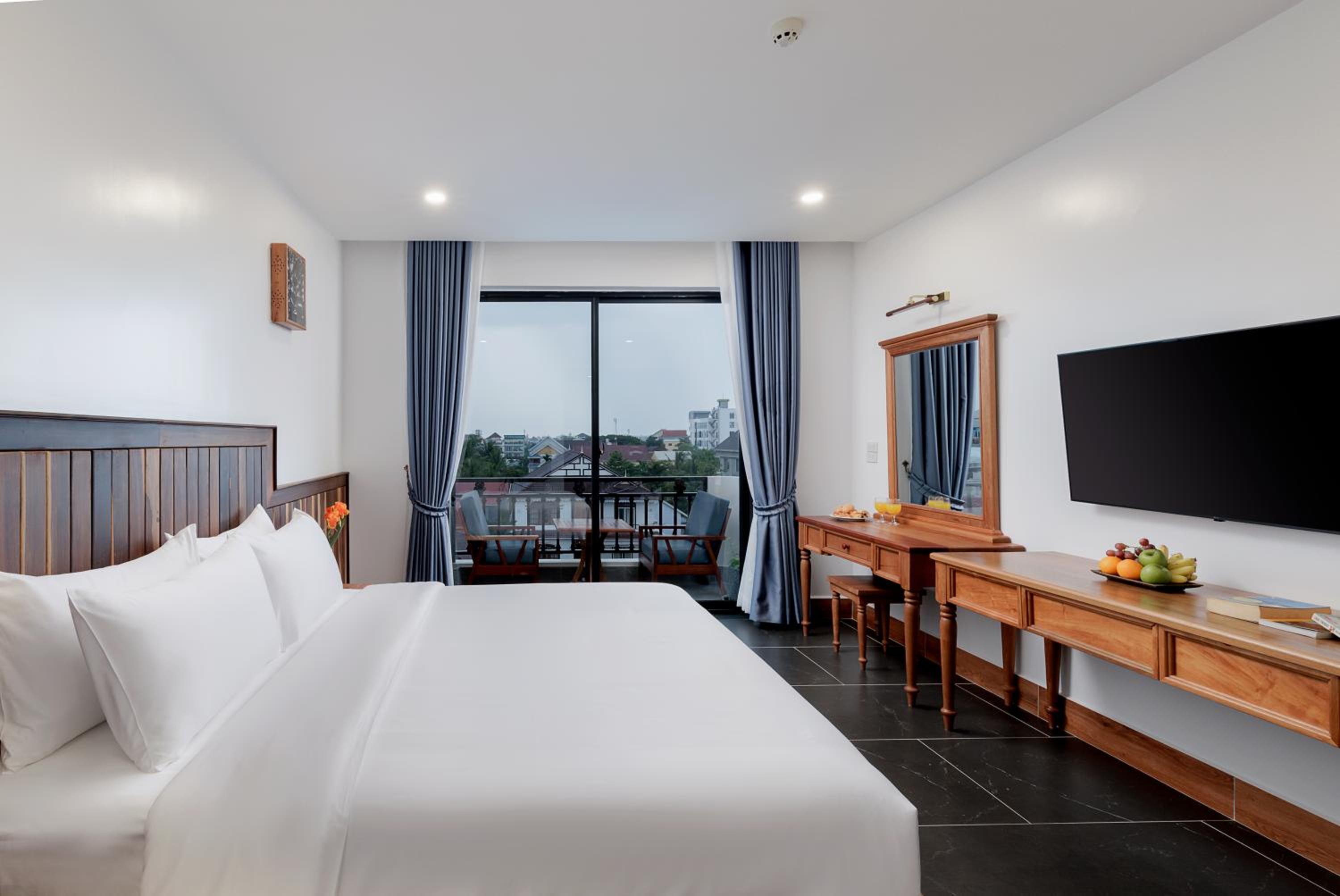 Deluxe Double Room with Balcony - Photo 2