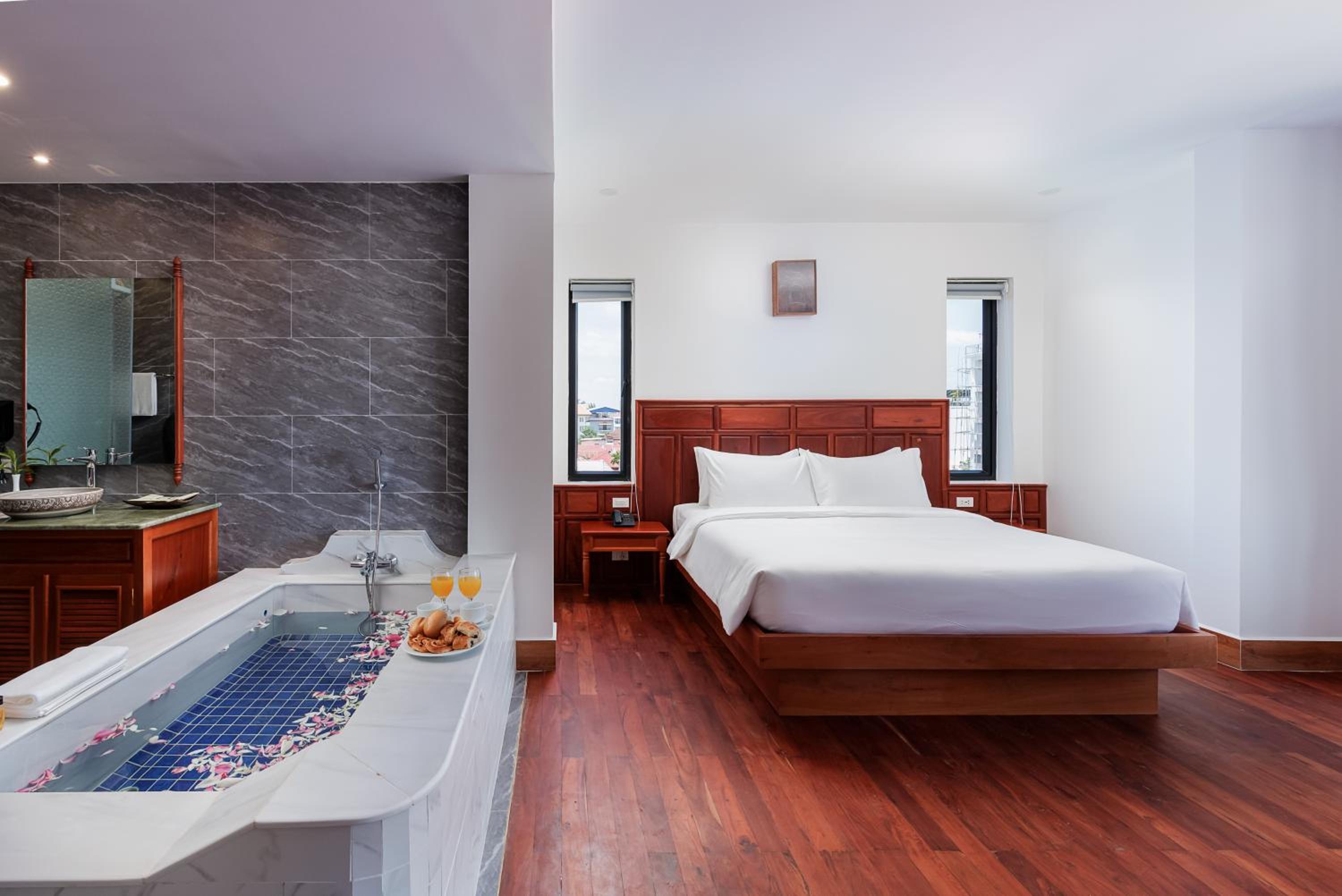 Junior Suite with Balcony - Photo 5