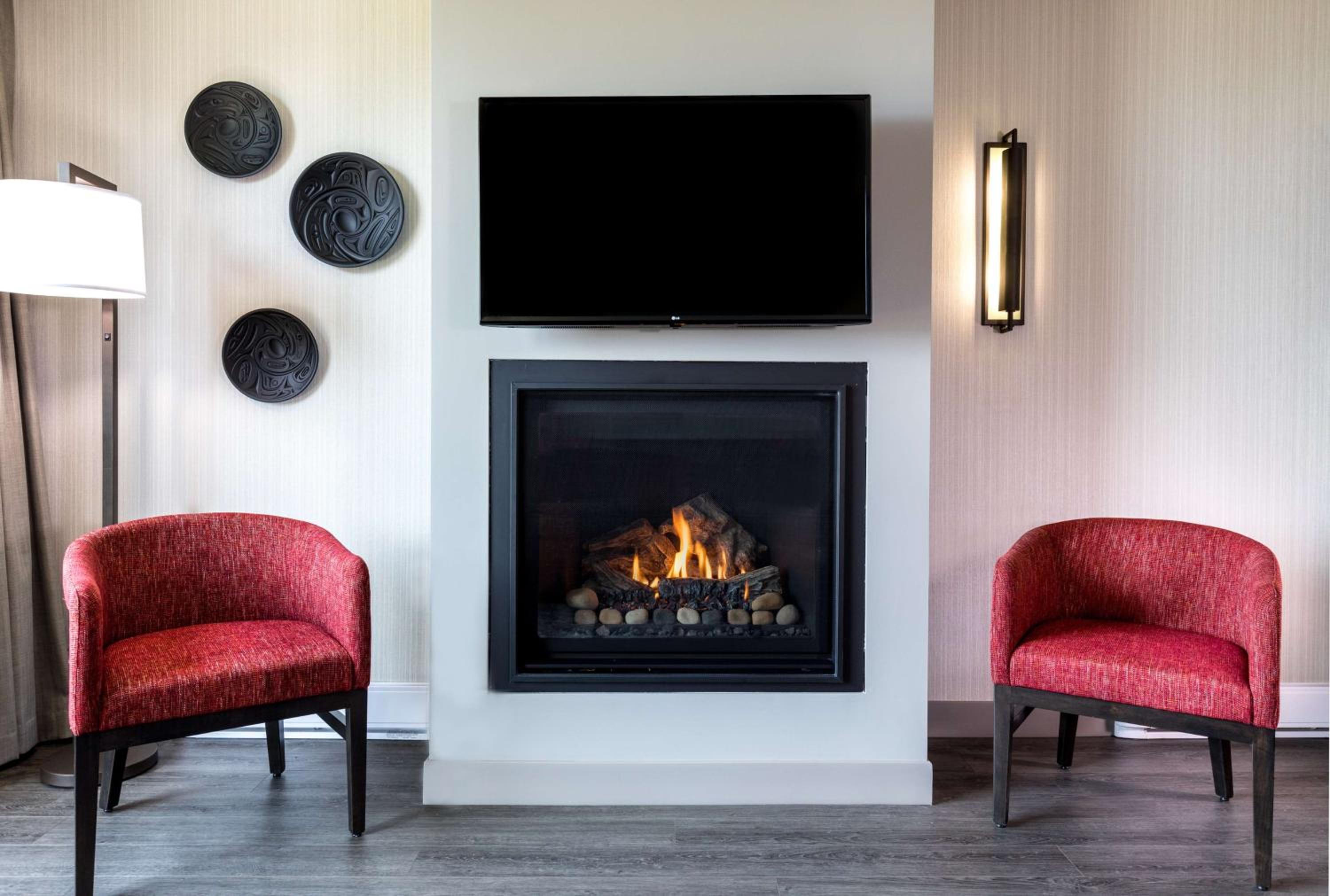 King Suite with Sofa Bed, Fireplace and Kitchen - Pet Friendly/Ground Floor/Non-Smoking