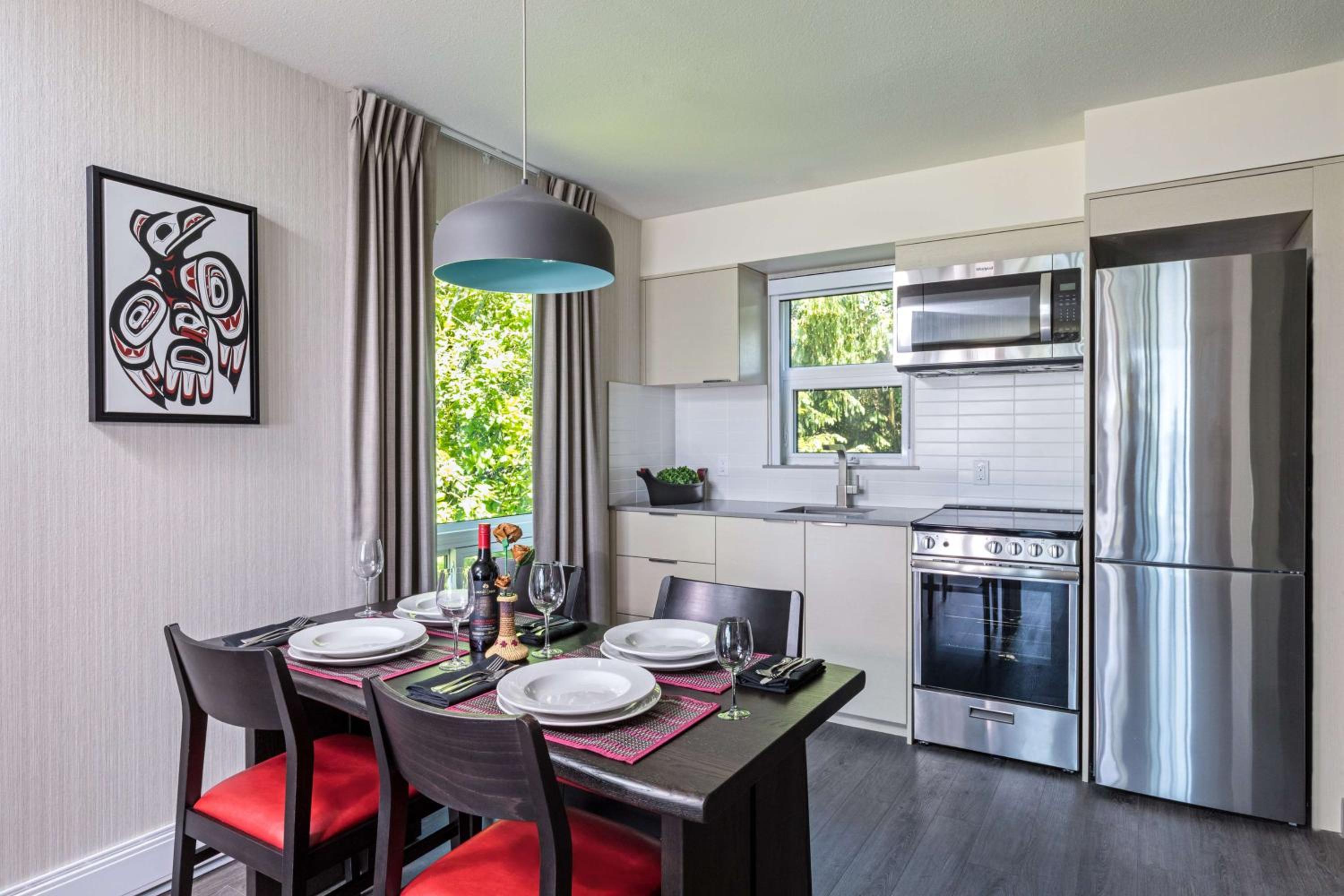 King Suite with Sofa Bed, Fireplace and Kitchen - Pet Friendly/Ground Floor/Non-Smoking