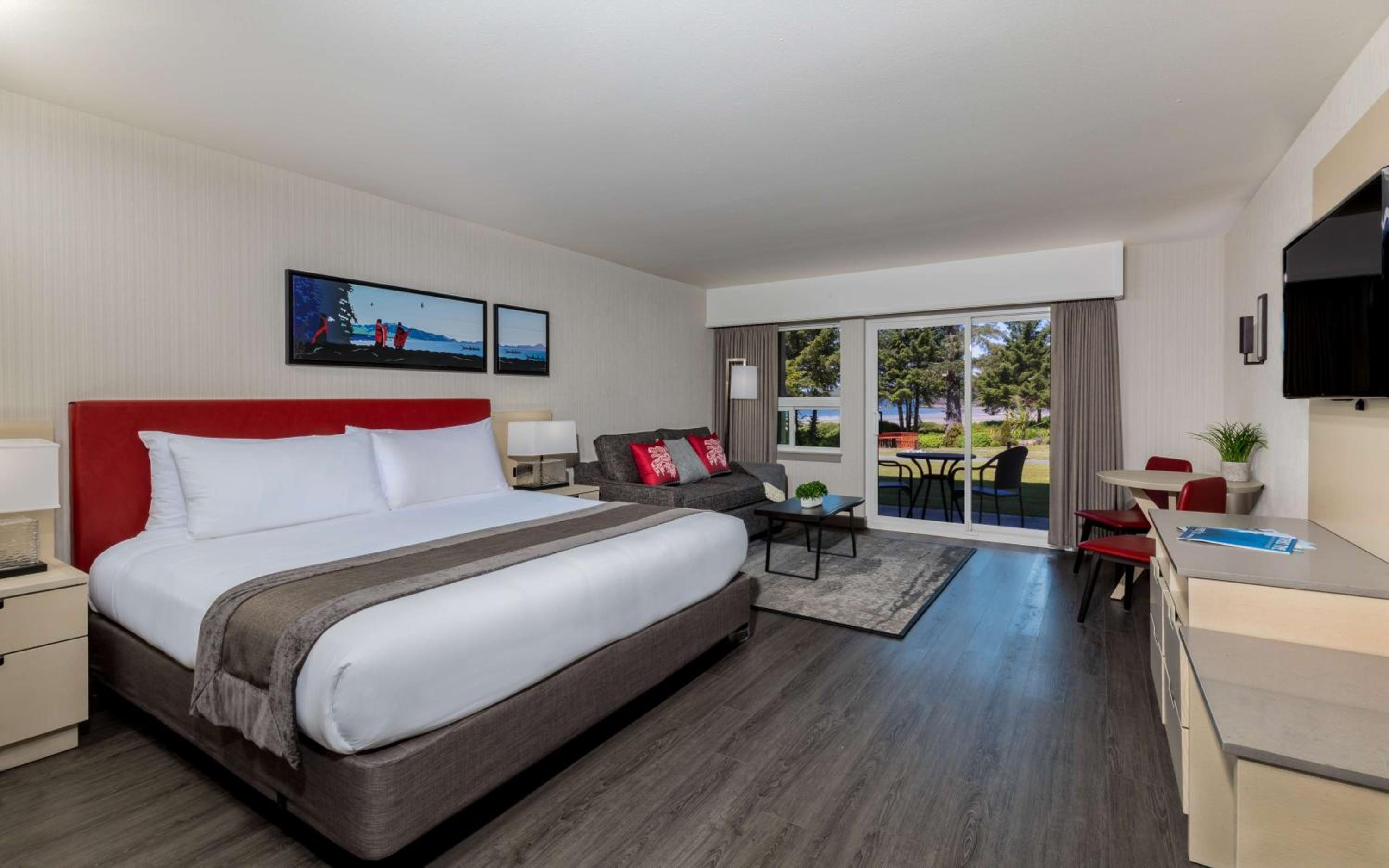 King Room with Sofa Bed, Fireplace, Ocean View and Kitchenette - Pet Friendly/Non-Smoking