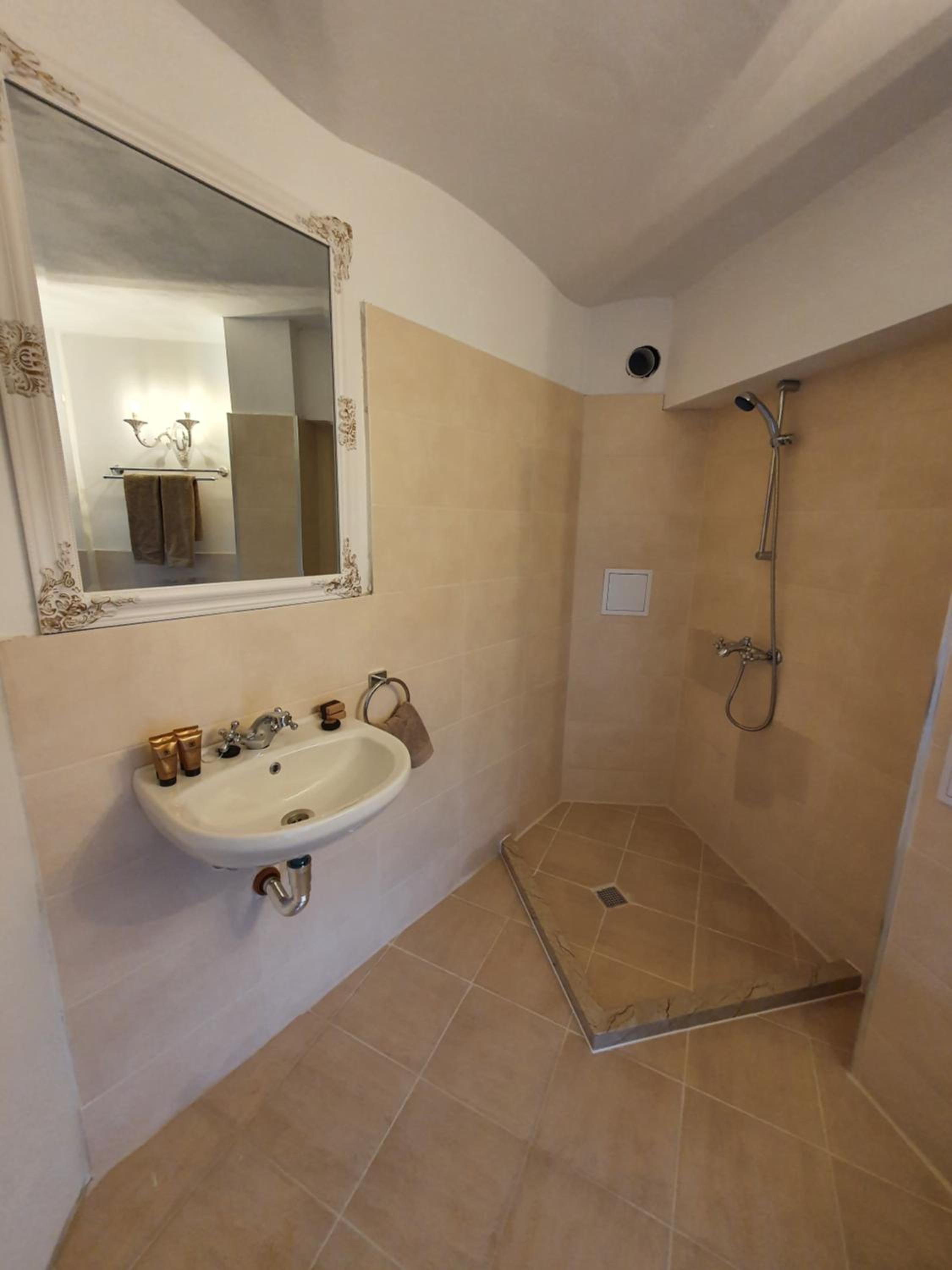 Deluxe Triple Room photo 3