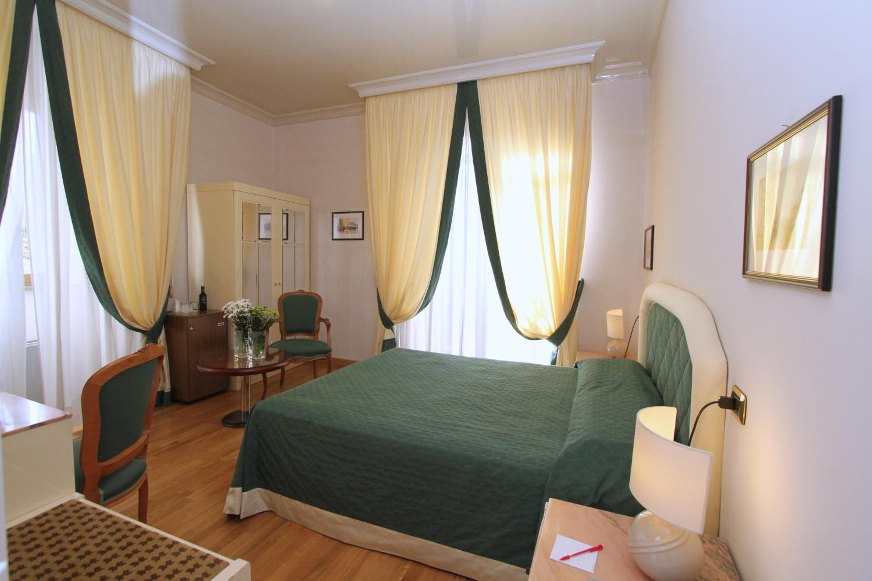 Classic Double Room - Photo 9